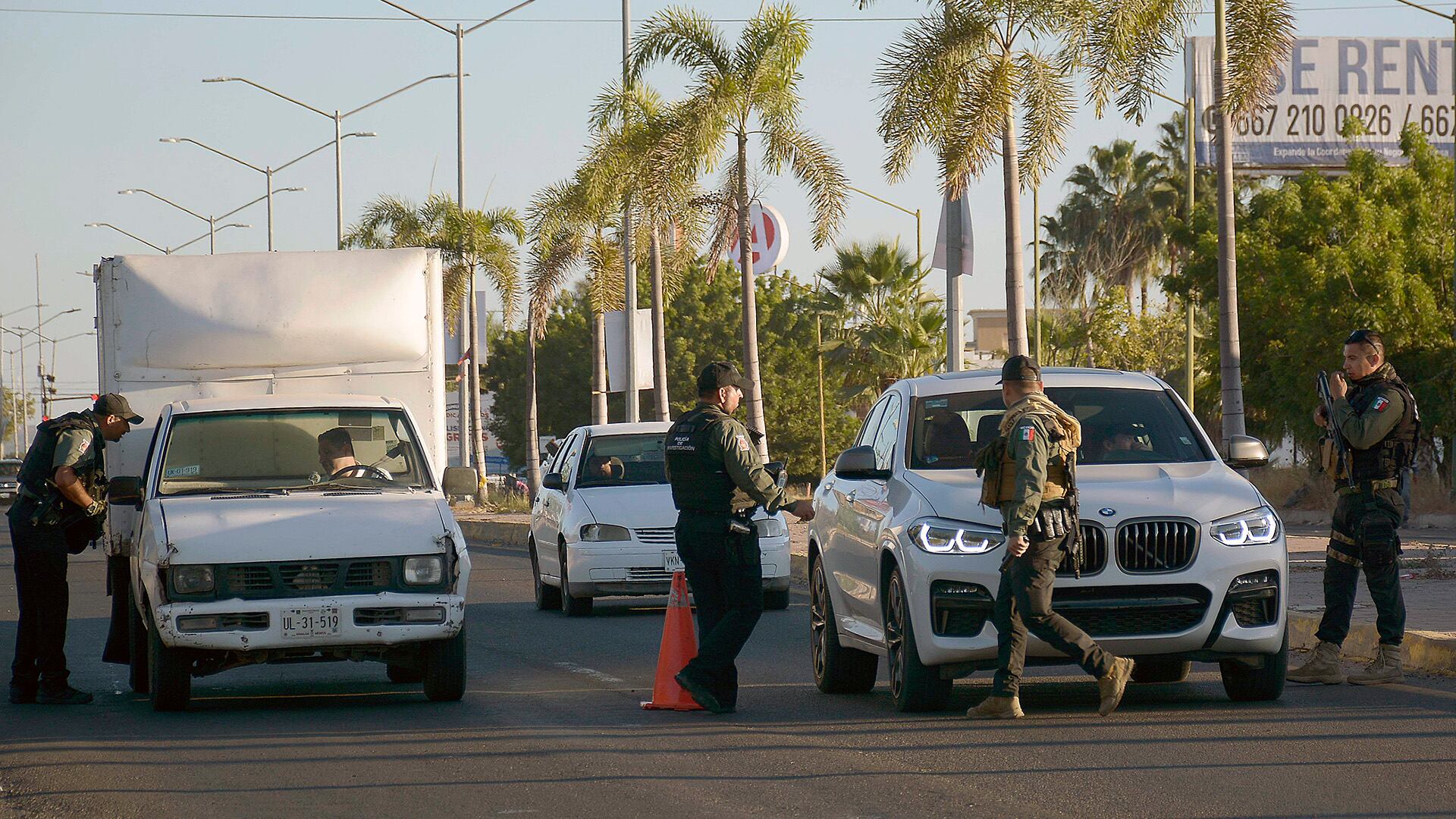 Personal de la policía ministerial realizan revisiones de seguridad en la ciudad de Culiacán, estado de Sinaloa (México). Fotografía de archivo. EFE/Juan Carlos Cruz