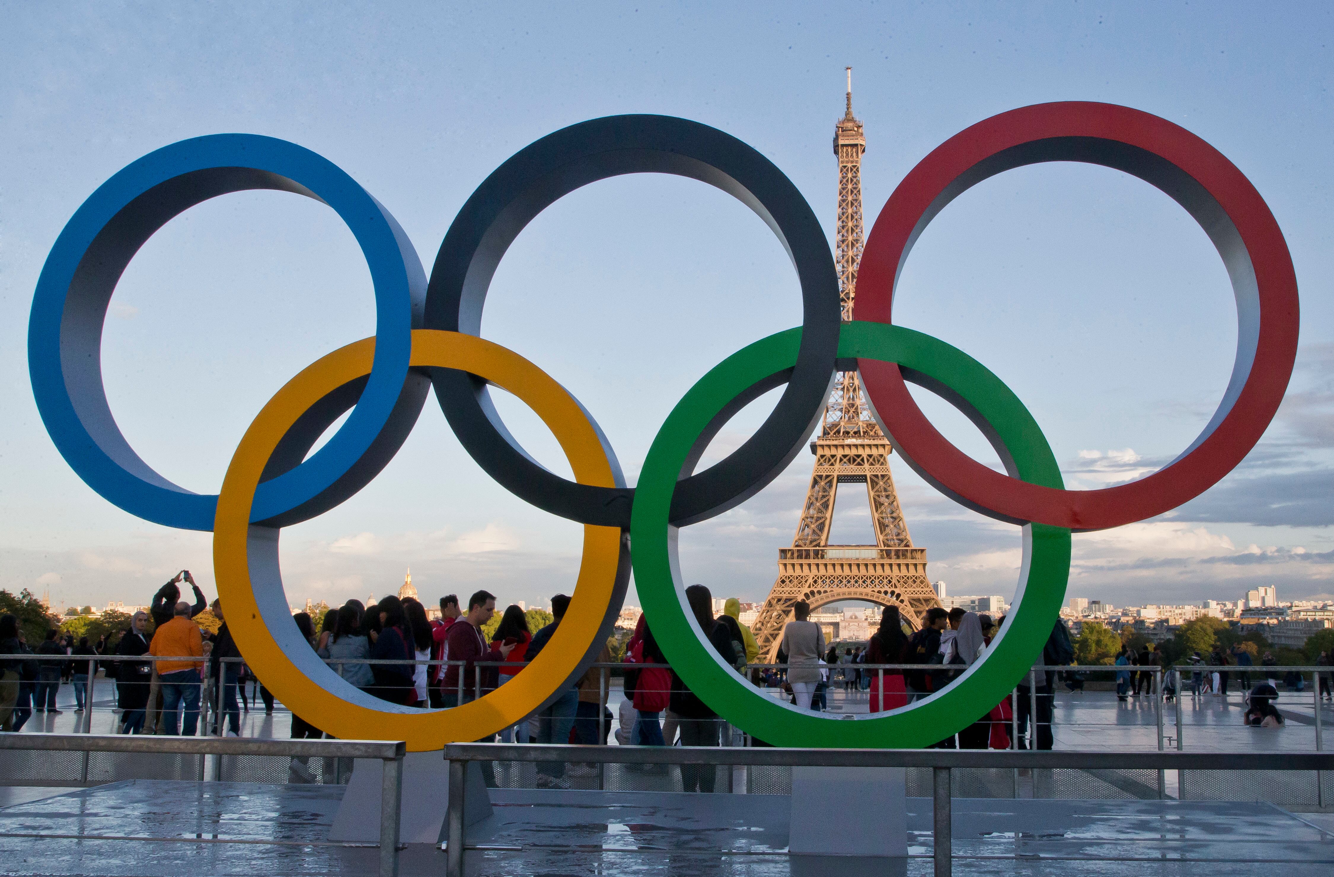 Los anillos olímpicos están instalados en la plaza Trocadero con vista a la Torre Eiffel en París, esperando a los deportistas y visitantes. El mosquito del dengue también está a la espera (AP Foto/Michel Euler, Archivo)