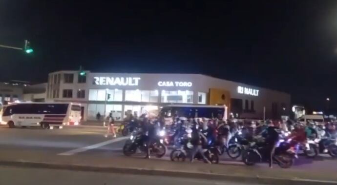 Participantes en moto avanzan en la Av. Américas con carrera 53 - crédito @BogotaTransito / X