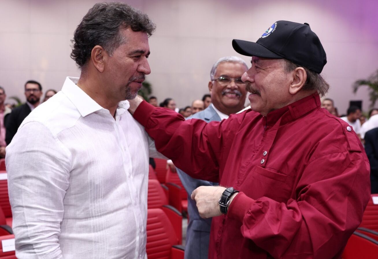 León Fredy Muñoz con Daniel Ortega