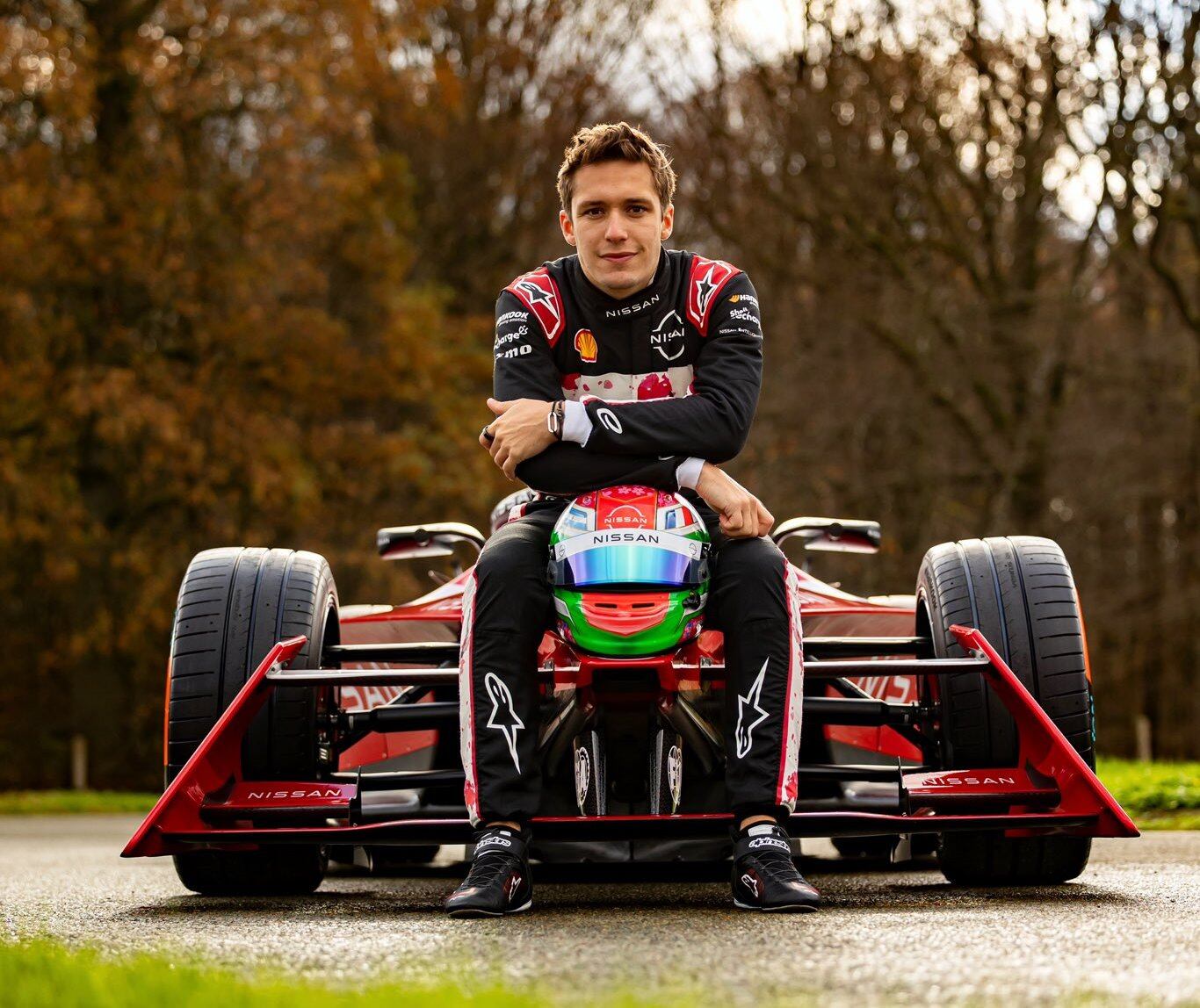 Sacha Fenestraz sentado en la trompa del auto de Fórmula E (Sacha Fenestraz)