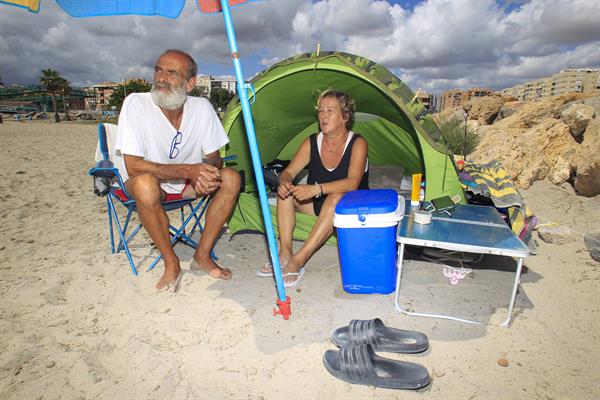 Charo y José Vicente acampando (EFE)