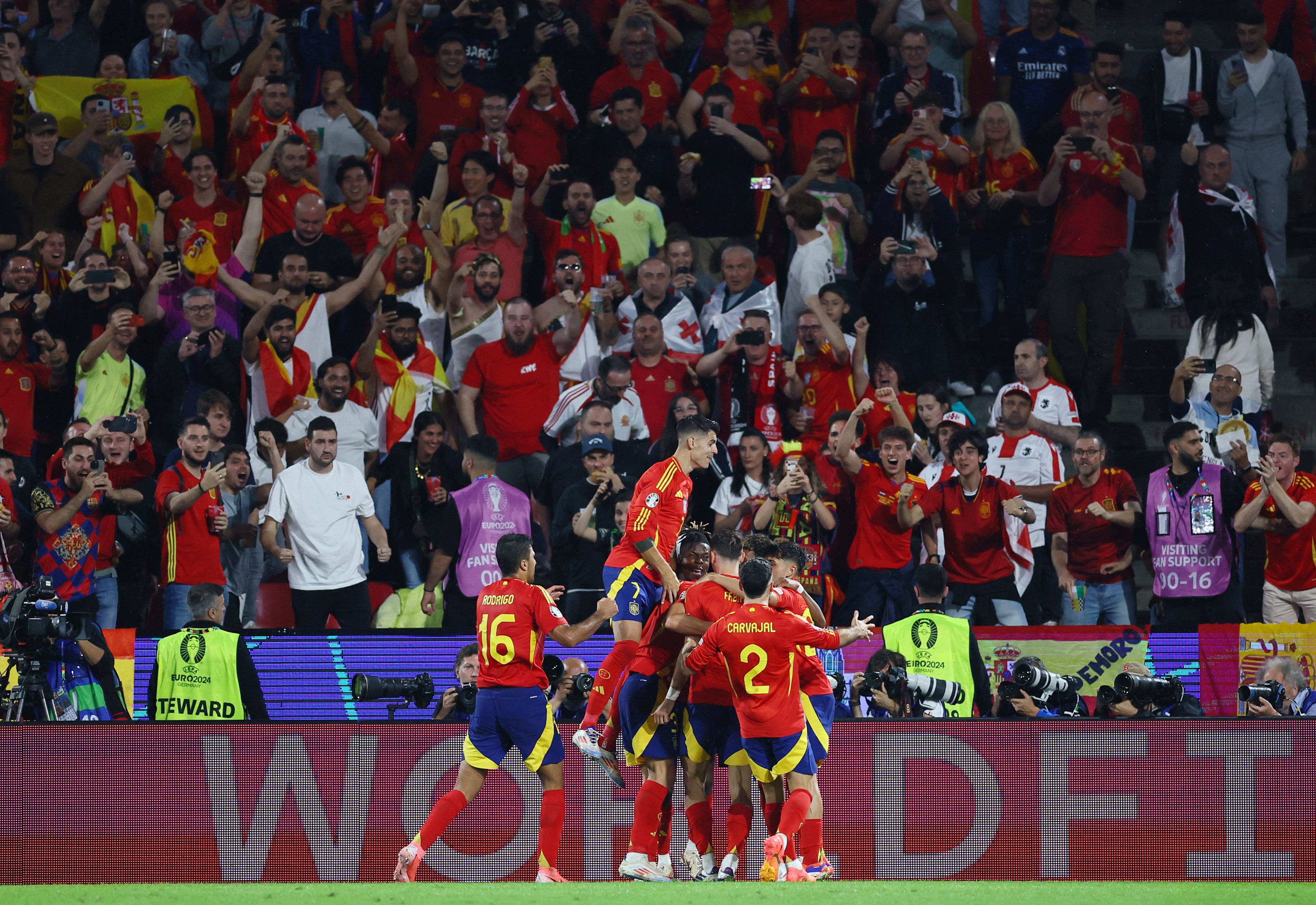 Los jugadores de España celebrar un gol ante Georgia en cuartos de final de la Eurocopa (REUTERS/Thilo Schmuelgen)