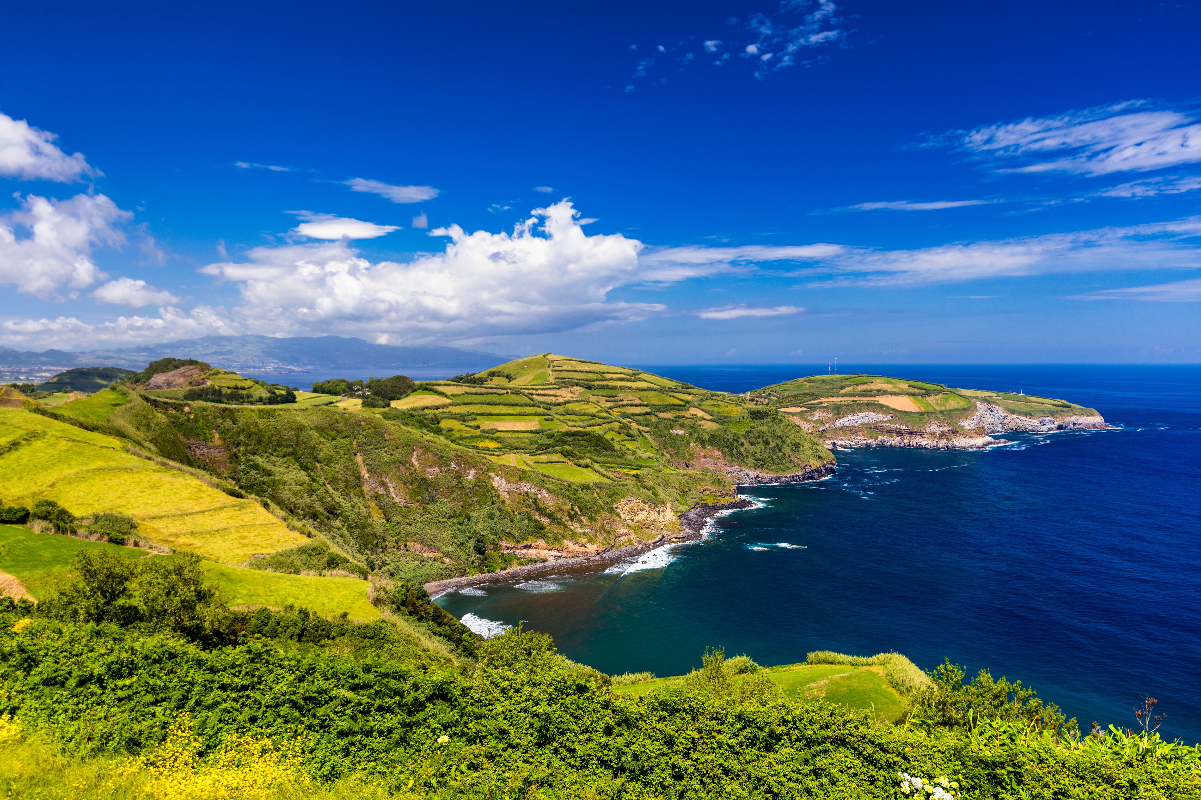 Vistas de la costa de la isla de San Miguel desde el mirador de Santa Iria