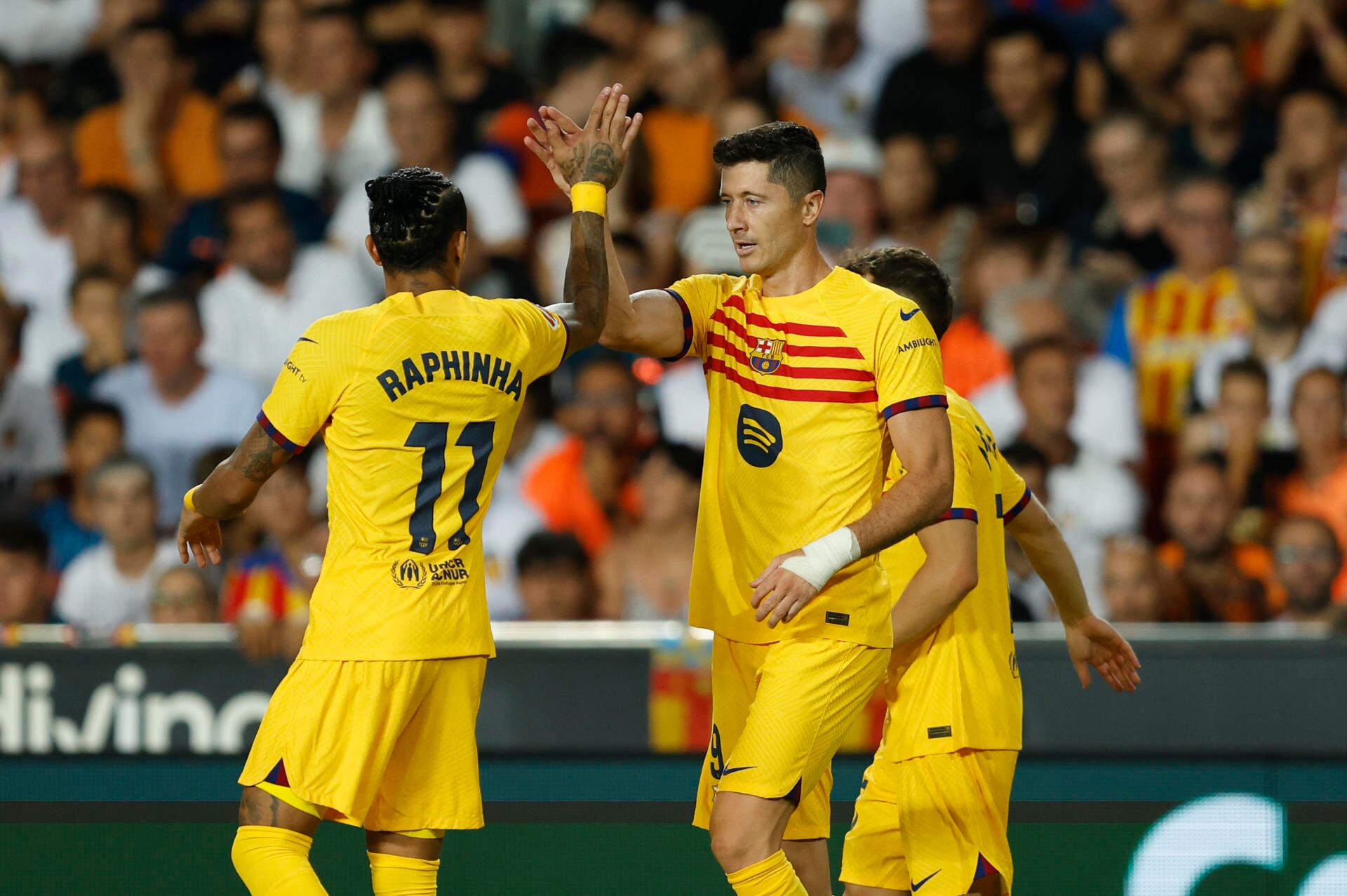 El delantero del FC Barcelona Robert Lewandowski celebra con sus compañeros su segundo gol ante el Valencia CF (EFE/Biel Aliño)