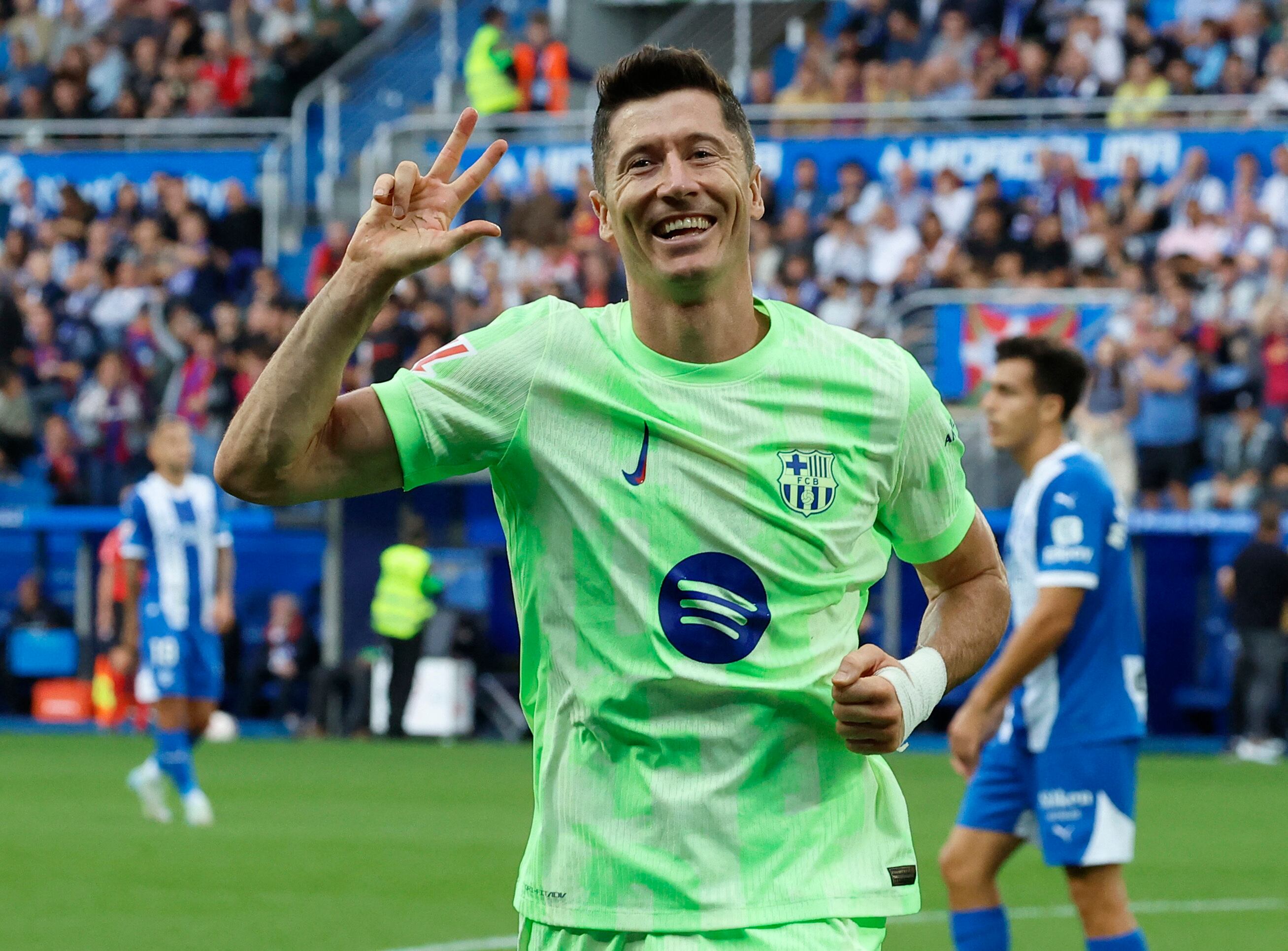 El hambre de gol de Lewandowski protagoniza la victoria del Barcelona con un hat-trick ante el Alavés