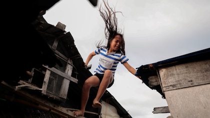 Cómo son las casas flotantes que desafían a los tifones en filipinas