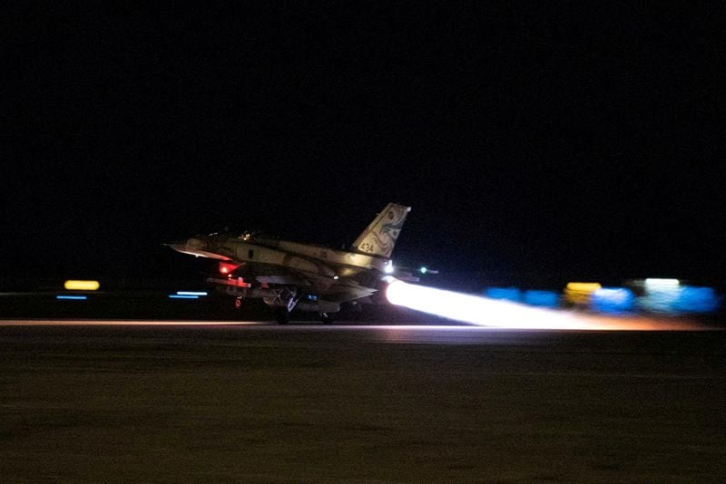 Un avión de combate israelí despega en un lugar no identificado para llevar a cabo ataques contra objetivos de Hezbollah en el sur del Líbano, en esta foto difundida el 19 de septiembre (Fuerzas de Defensa de Israel/Handout via REUTERS)