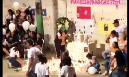 Familias y amigos de una joven asesinada en Cali encendieron velas en una cancha deportiva, pidiendo a las autoridades que se resuelva el caso y se haga justicia - crédito captura de pantalla redes sociales