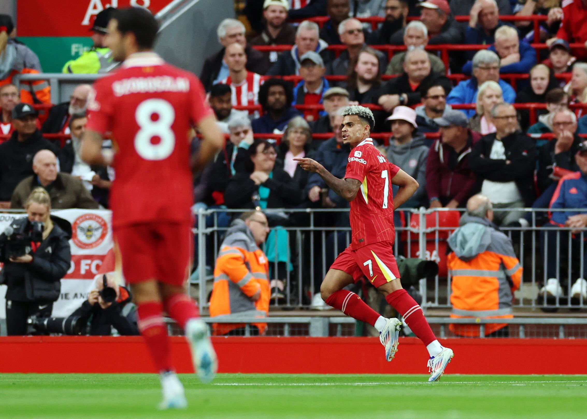 Luis Díaz llega al clásico ante Manchester United luego de marcar gol y dar una asistencia ante Brentford en el primer partido como local de la temporada - crédito REUTERS/Phil Noble 