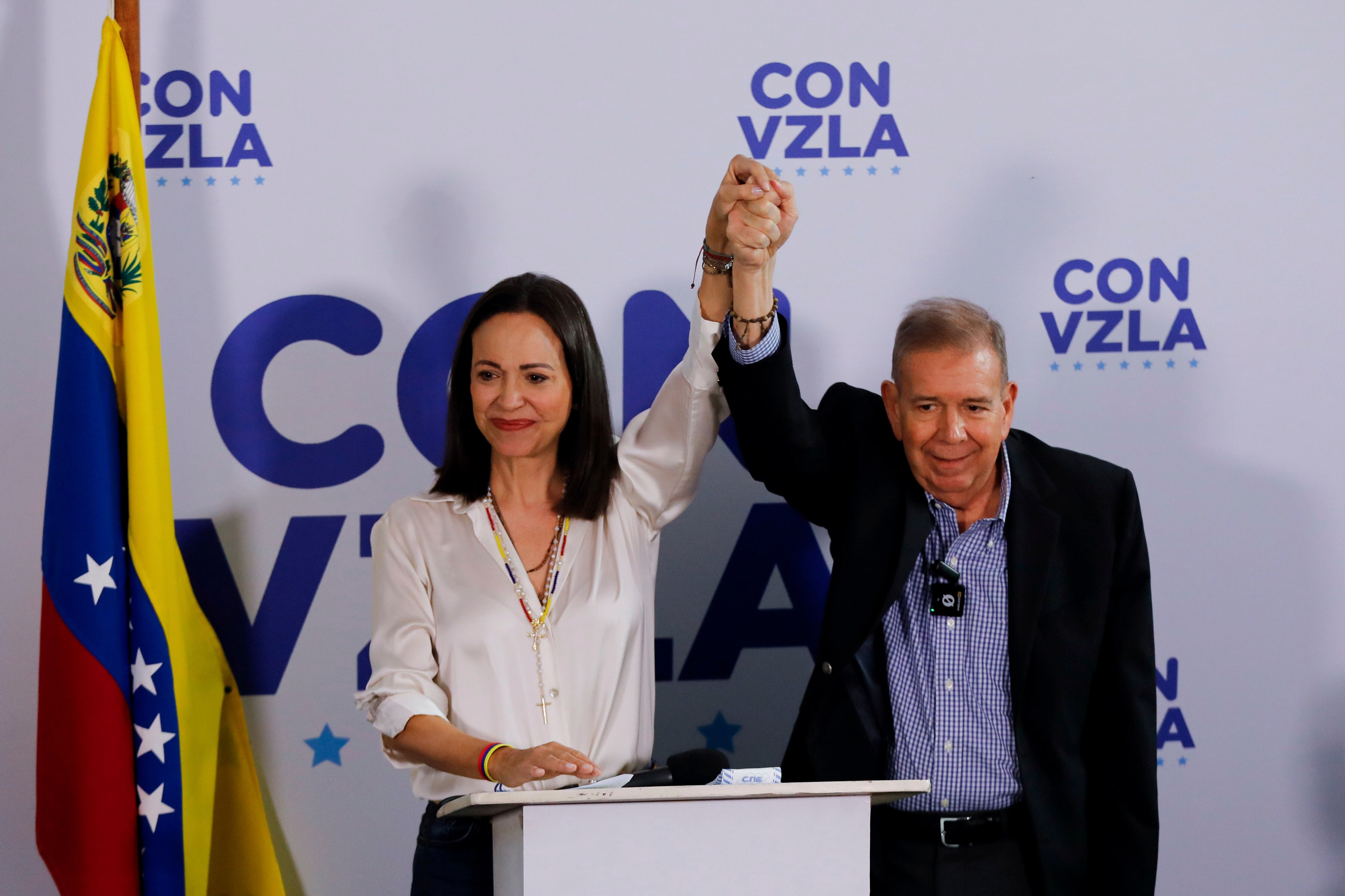 ARCHIVO - El candidato presidencial de la oposición Edmundo González, a la derecha, y la líder opositora María Corina Machado con las manos unidas en una conferencia de prensa un día después de las elecciones en Caracas, Venezuela, el lunes 29 de julio de 2024 - crédito Cristian Hernández/AP 