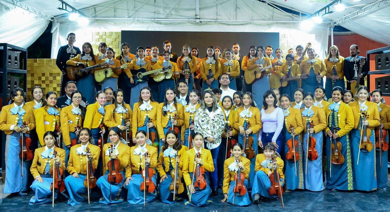 En esta oportunidad son las jóvenes mujeres colombianas y mexicanas que dominarán el escenario como mariachis - crédito Mariachi Femenil de Tecolotlán