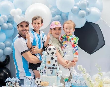 Carolina Cruz y Lincoln Palomeque juntos en el cumpleaños de su hijo Matías - crédito @carolinacruzosorio/IG