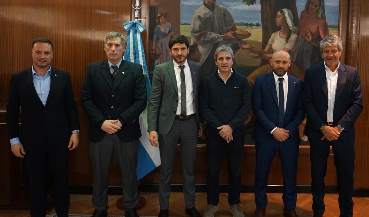 El gobernador Maximiliano Pullaro, junto con los ministros de Economía, Pablo Olivares, de Desarrollo Productivo, Gustavo Puccini, y de Obras Públicas, Lisandro Enrico, se reunieron este jueves en Buenos Aires con el ministro de Economía de la Nación, Luis Caputo