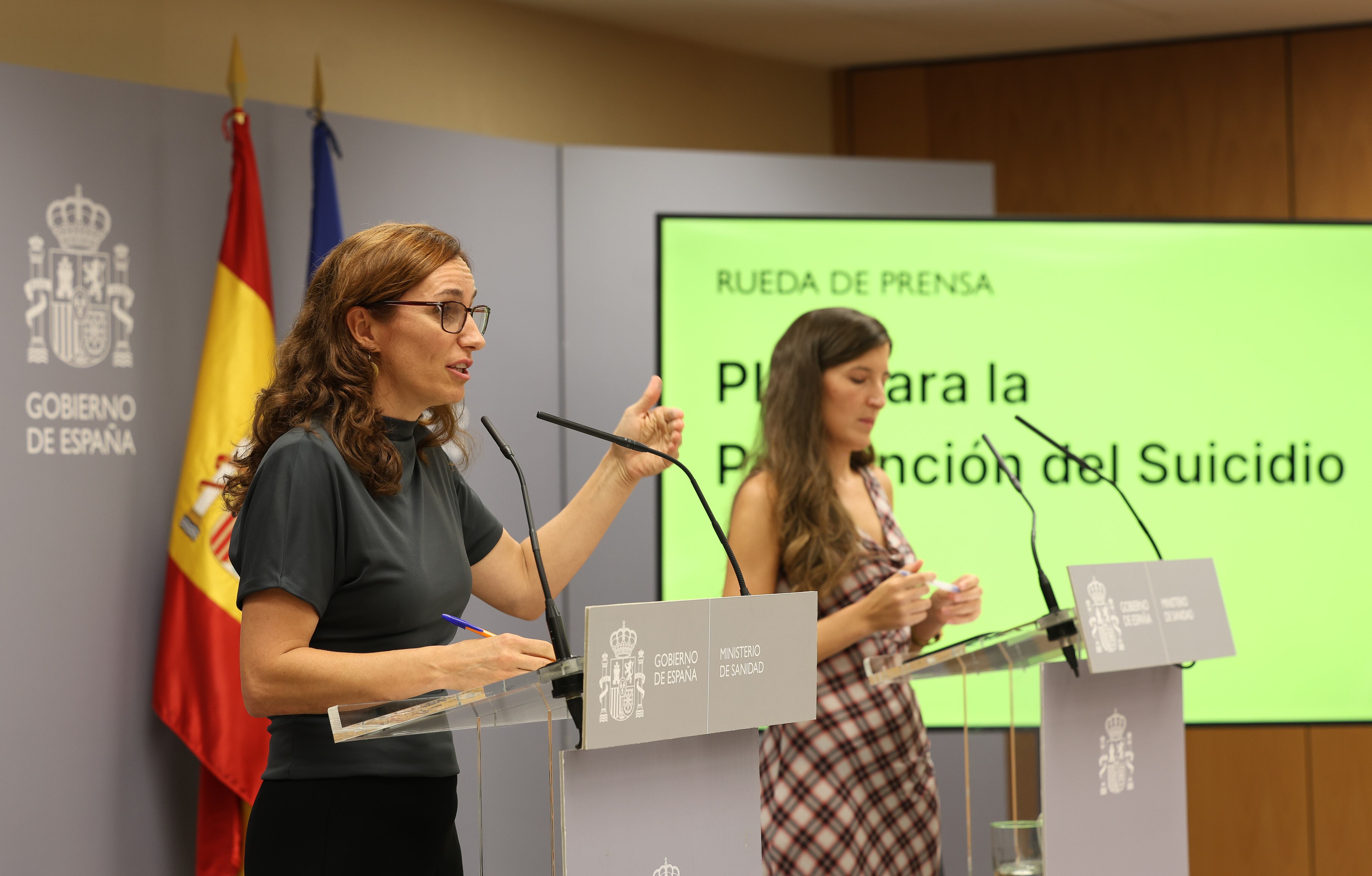 La ministra de Sanidad, Mónica García, y La Comisionada de Salud Mental del Ministerio de Sanidad, Belén González, presentan ante los medios de comunicación el Plan para la Prevención del Suicidio, en la sede del Ministerio, a 9 de septiembre de 2024, en Madrid (España). (Marta Fernández / Europa Press)