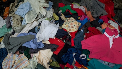 Por qué los científicos creen que finalmente han encontrado una forma de reciclar la ropa