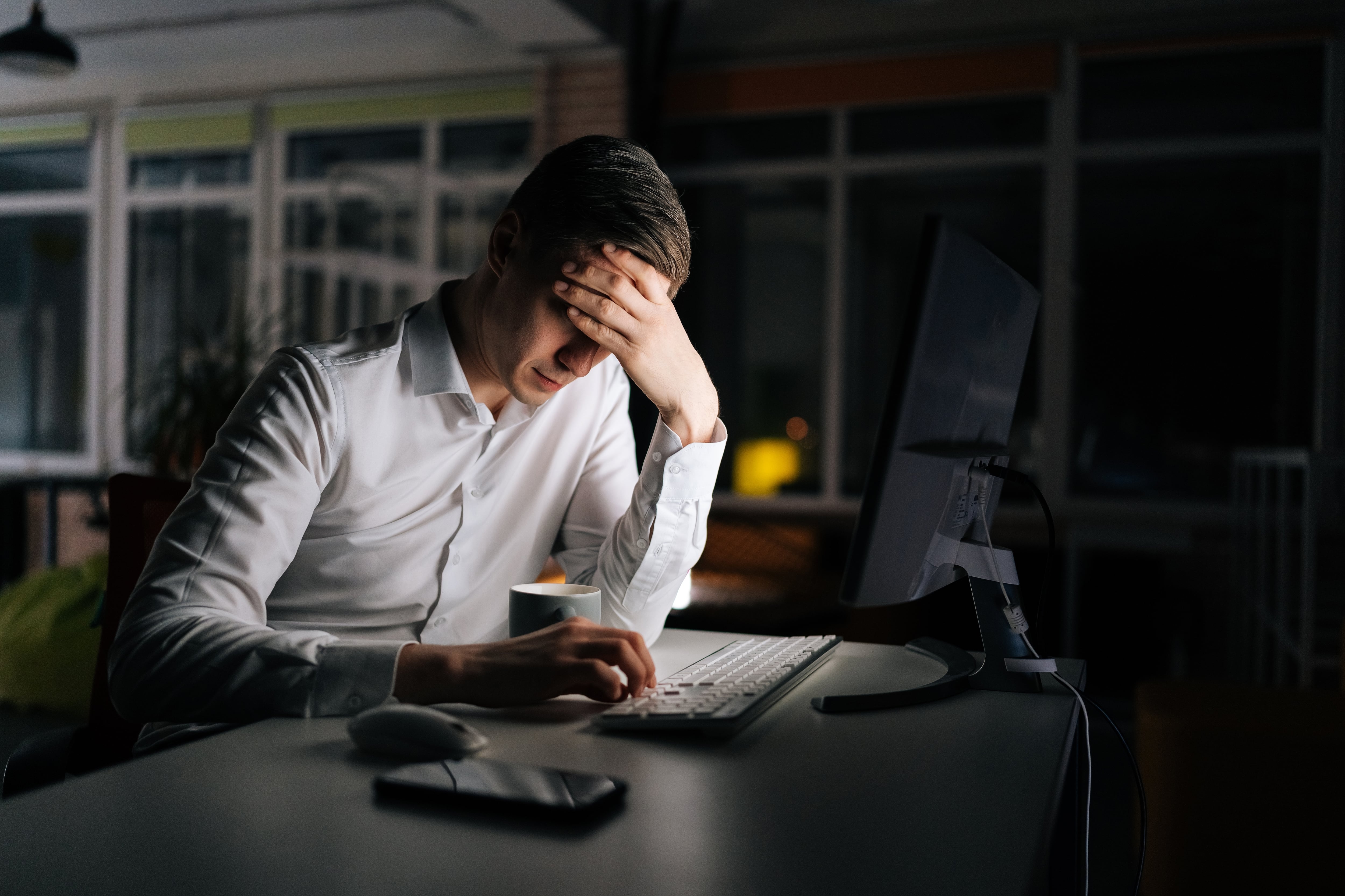 Un trabajador haciendo horas extra (Shutterstock España)