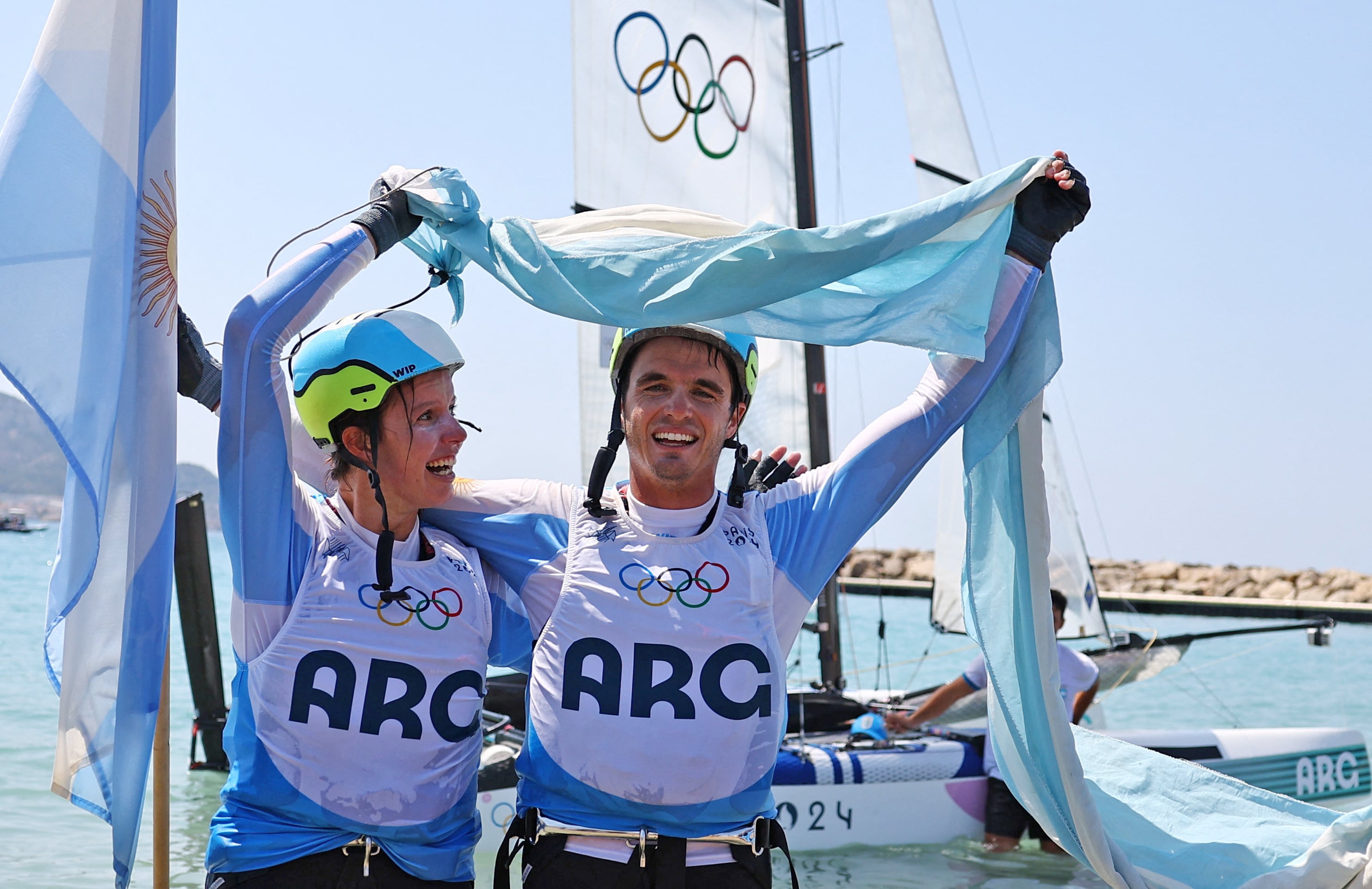 La felicidad de Majdalani y Bosco tras ganar la medalla de plata en vela en París 2024 (REUTERS/Luisa Gonzalez)