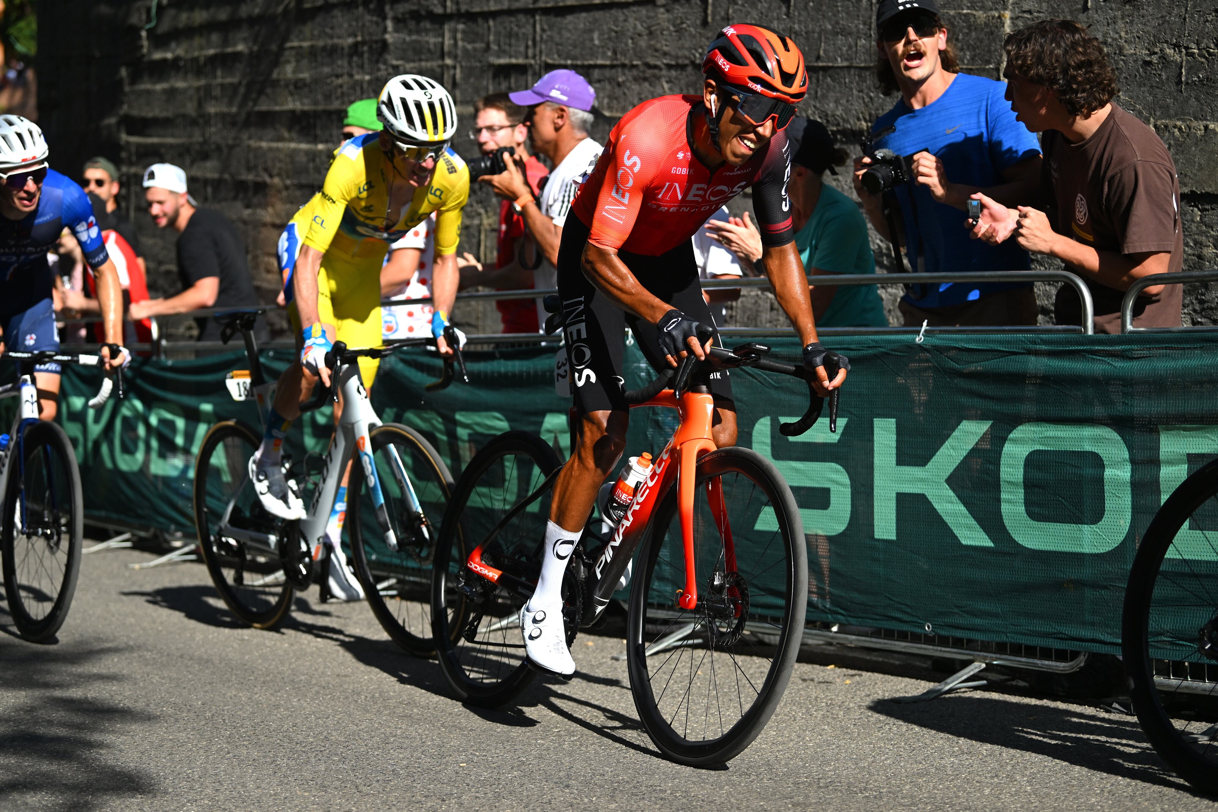 Egan Bernal en acción en la etapa 4 del Tour de Francia con el Ineos Grenadiers crédito-@INEOSGrenadiers/X