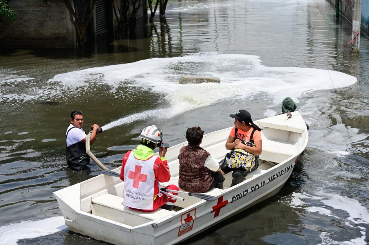 Más de 600 familias en Chalco reciben apoyo del gobierno del Estado de México, encabezado por Delfina Gómez Álvarez, con acciones coordinadas que incluyen seguridad, atención médica, y protección animal. Con la instalación de plantas potabilizadoras y módulos de salud, el gobierno del Estado de México se enfoca en prevenir enfermedades entre los afectados por las inundaciones en Chalco. (Cortesía Gobierno del Estado de México).