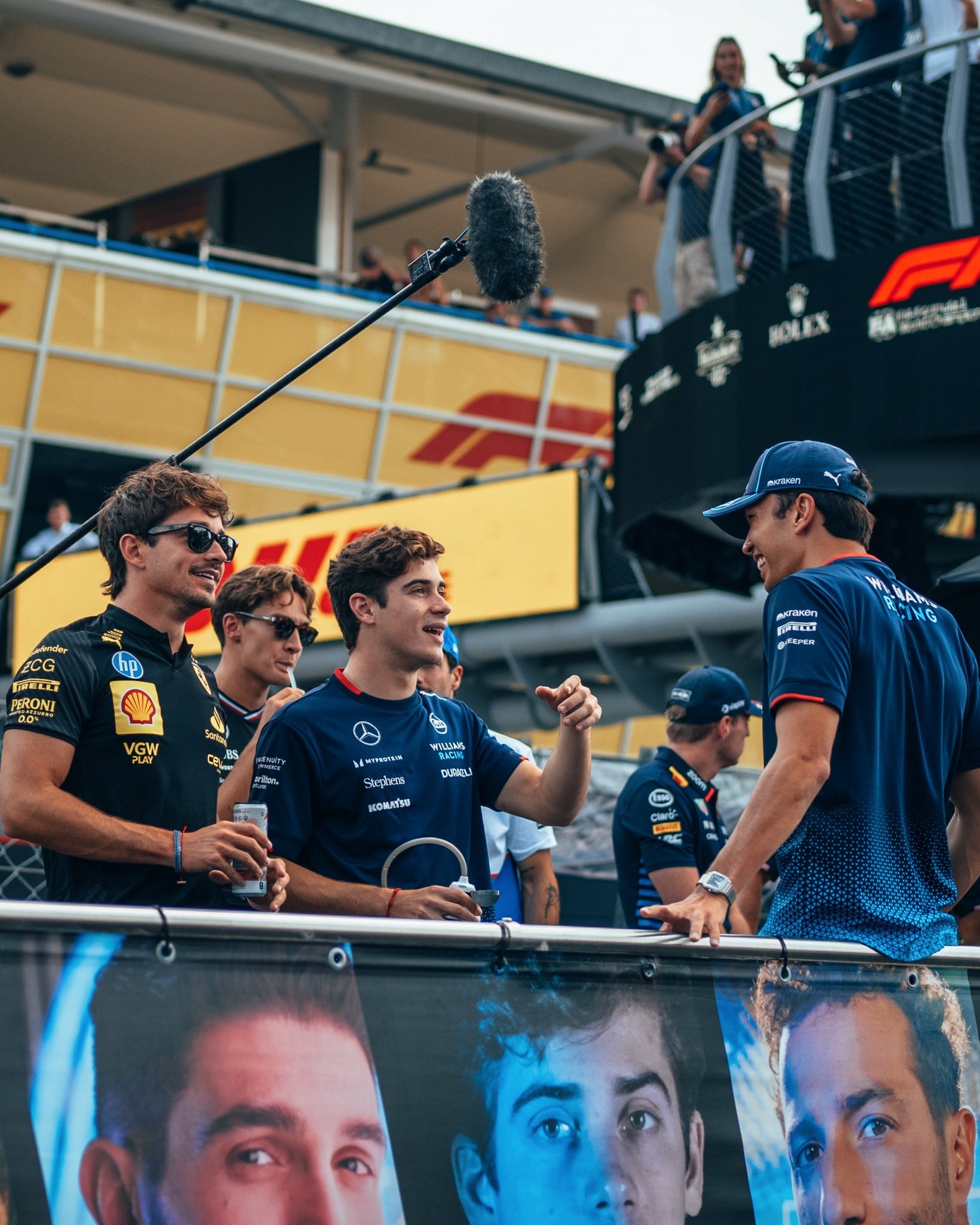 Charles Leclerc, el ganador del domingo en Monza; el debutante Franco Colapinto y su compañero Alex Albon en el desfile de pilotos que suele hacerse en la previa de los Grandes Premios (@WilliamsRacing)