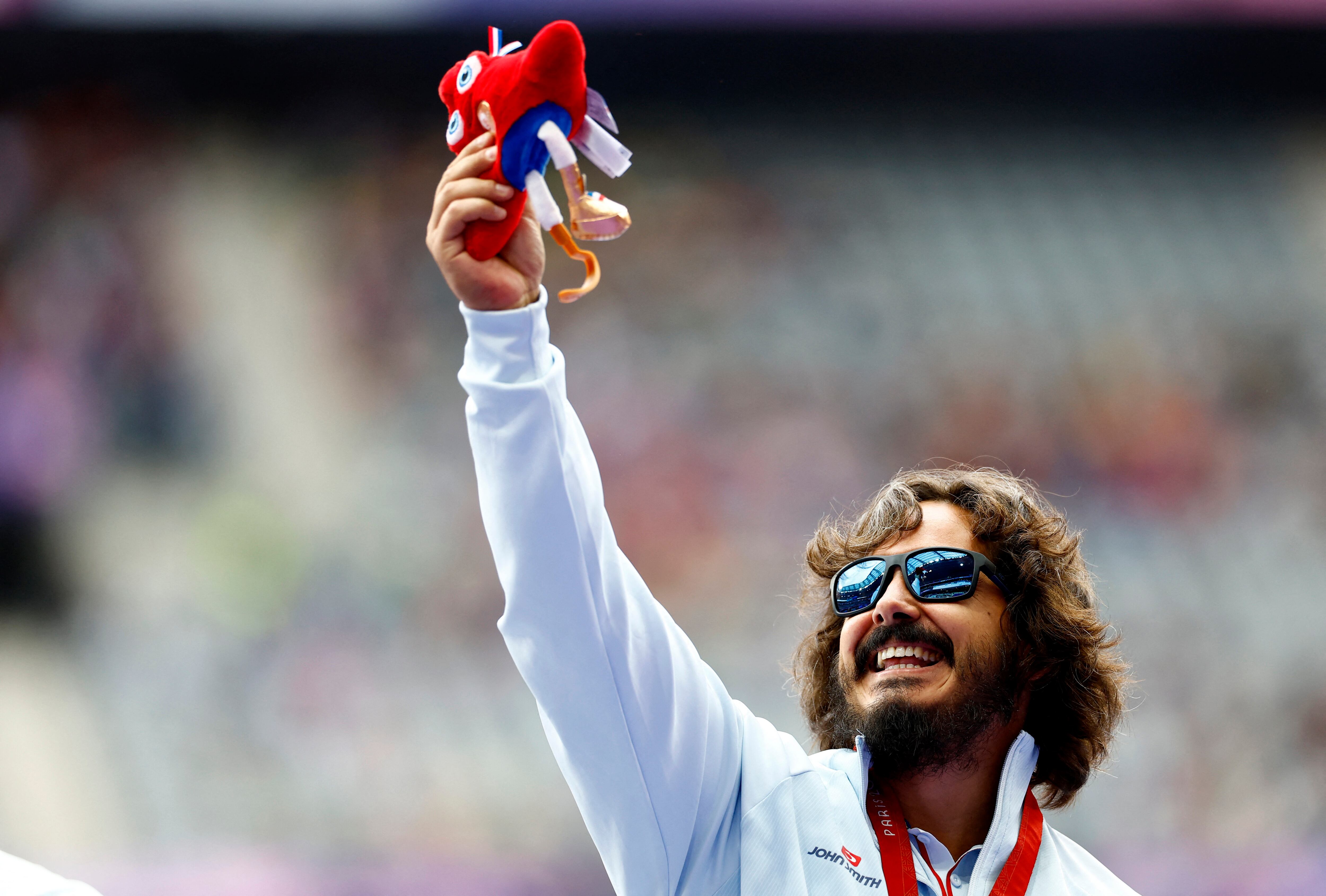 Álvaro del Amo celebrando su medalla. (Carlos Garcia Rawlins/REUTERS)