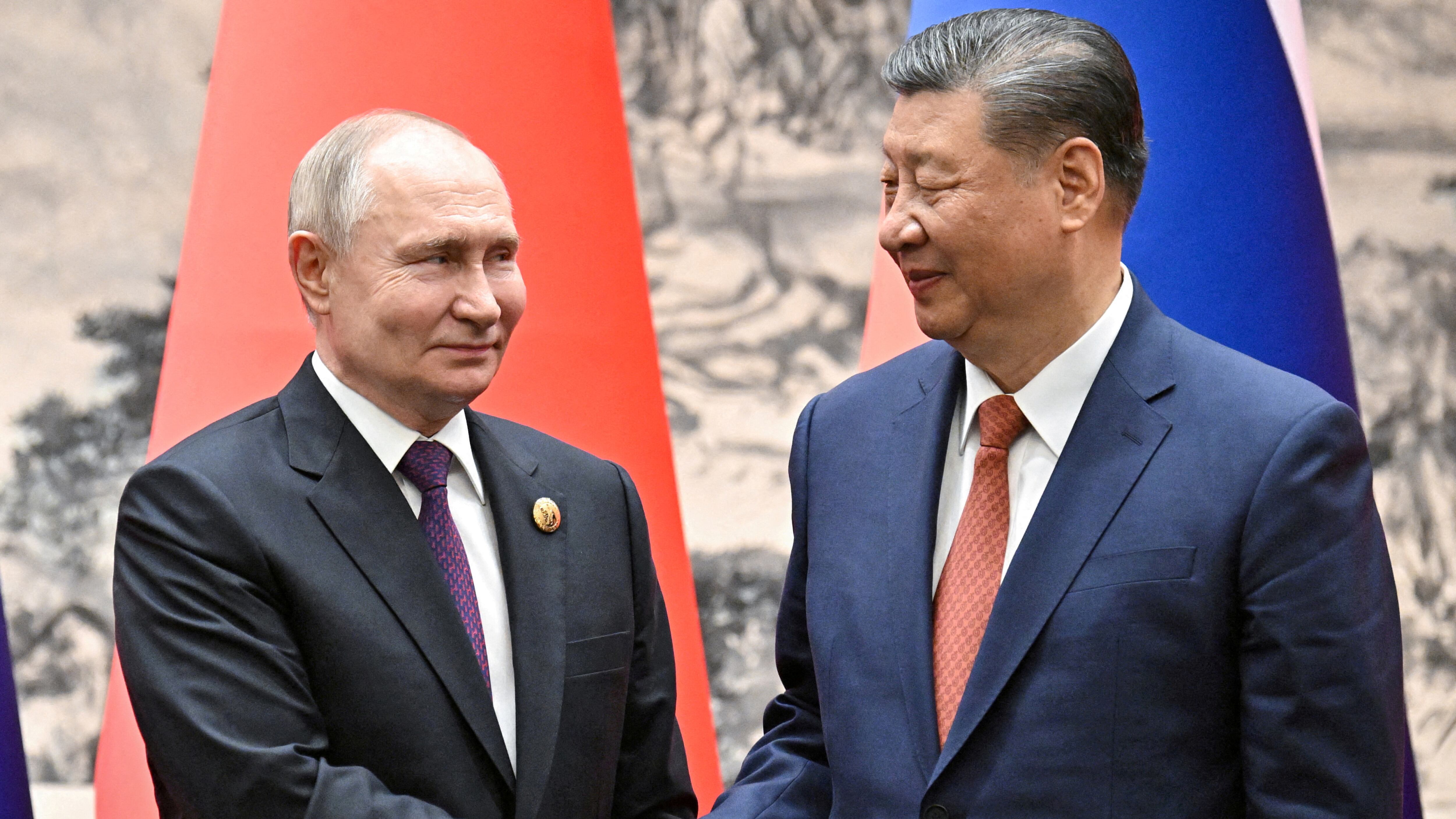 El presidente ruso, Vladimir Putin; junto a su homólogo chino, Xi Jinping, en un encuentro en Beijing en mayo (Sputnik/Sergei Bobylev/Pool via REUTERS)