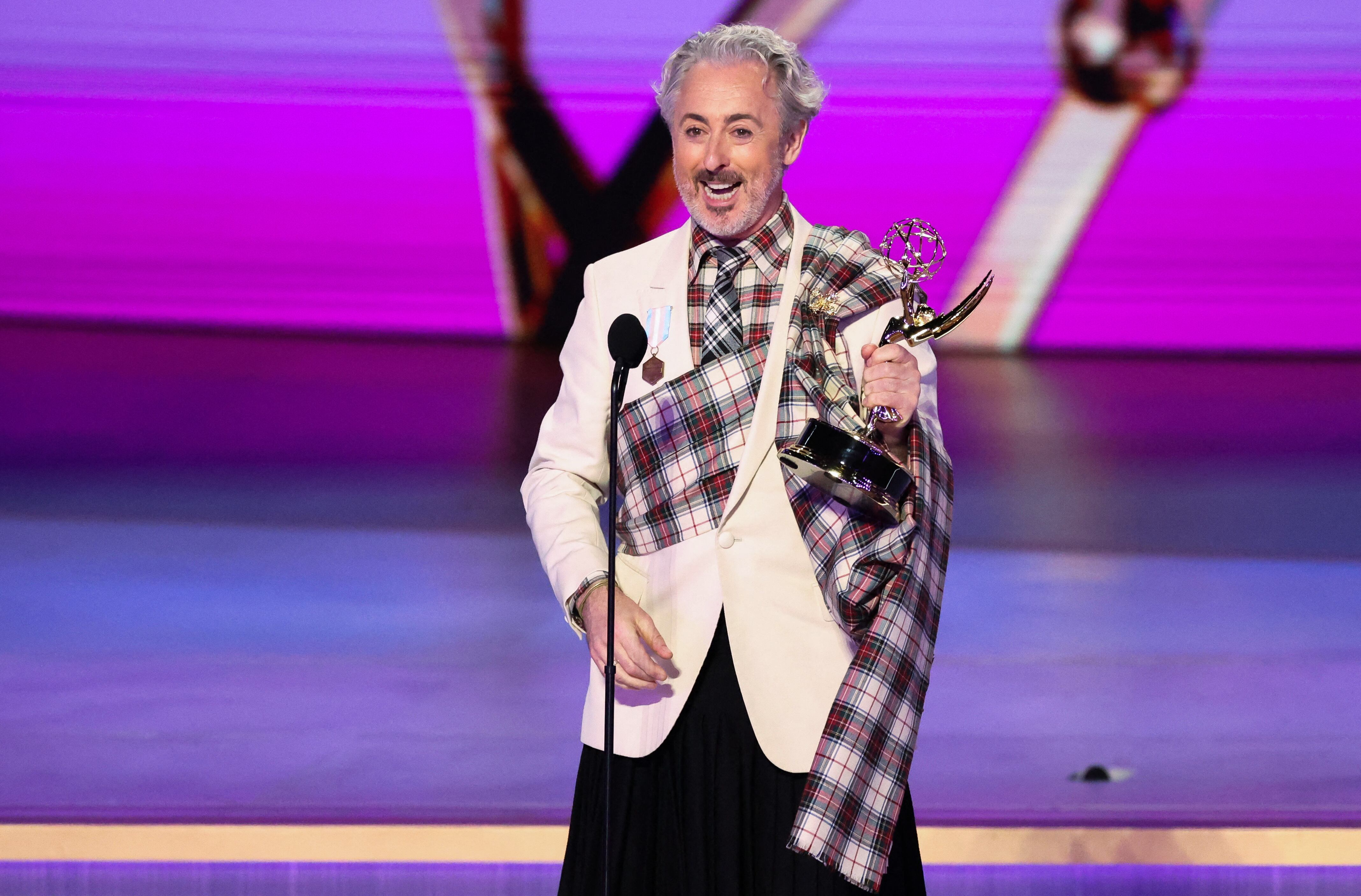 Alan Cumming recibió el Emmy a Mejor Host en Reality o Programa de Competencias por su trabajo en “The Traitors” (REUTERS/Mario Anzuoni)