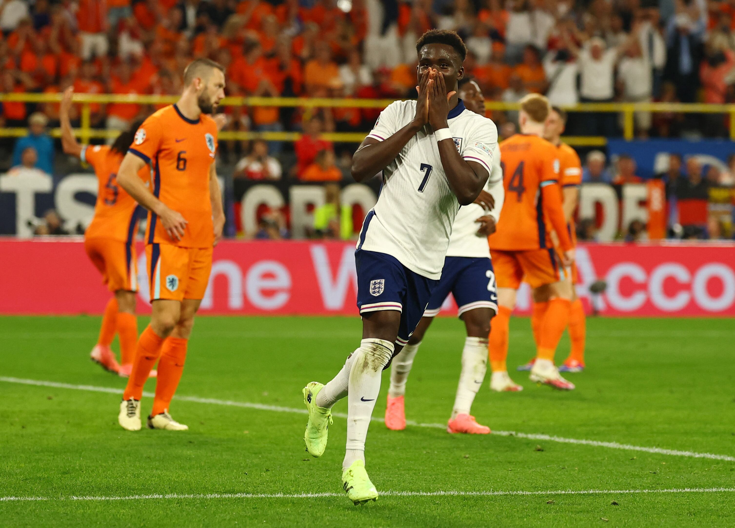 Bukayo Saka, implicado en una jugada polémica durante la semifinal ante Países Bajos (REUTERS/Kai Pfaffenbach)