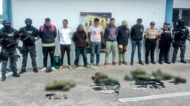 Los detenidos, incluidos los cuatro militares. En el suelo se observa los uniformes que portaban. (Fiscalía de Ecuador)