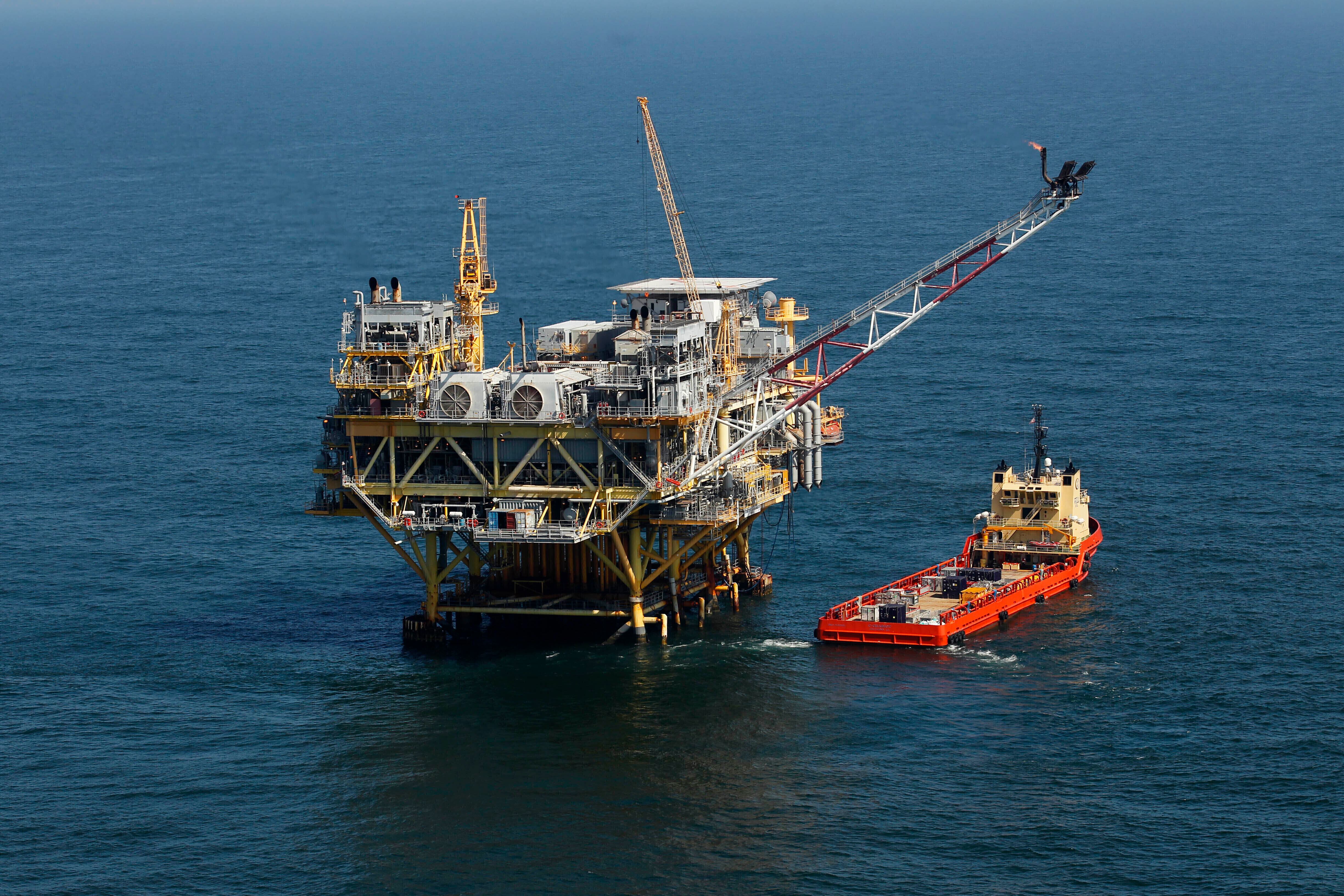 Plataforma petrolera y un buque de suministro en el Golfo de México. (AP Foto/Gerald Herbert, Archivo)