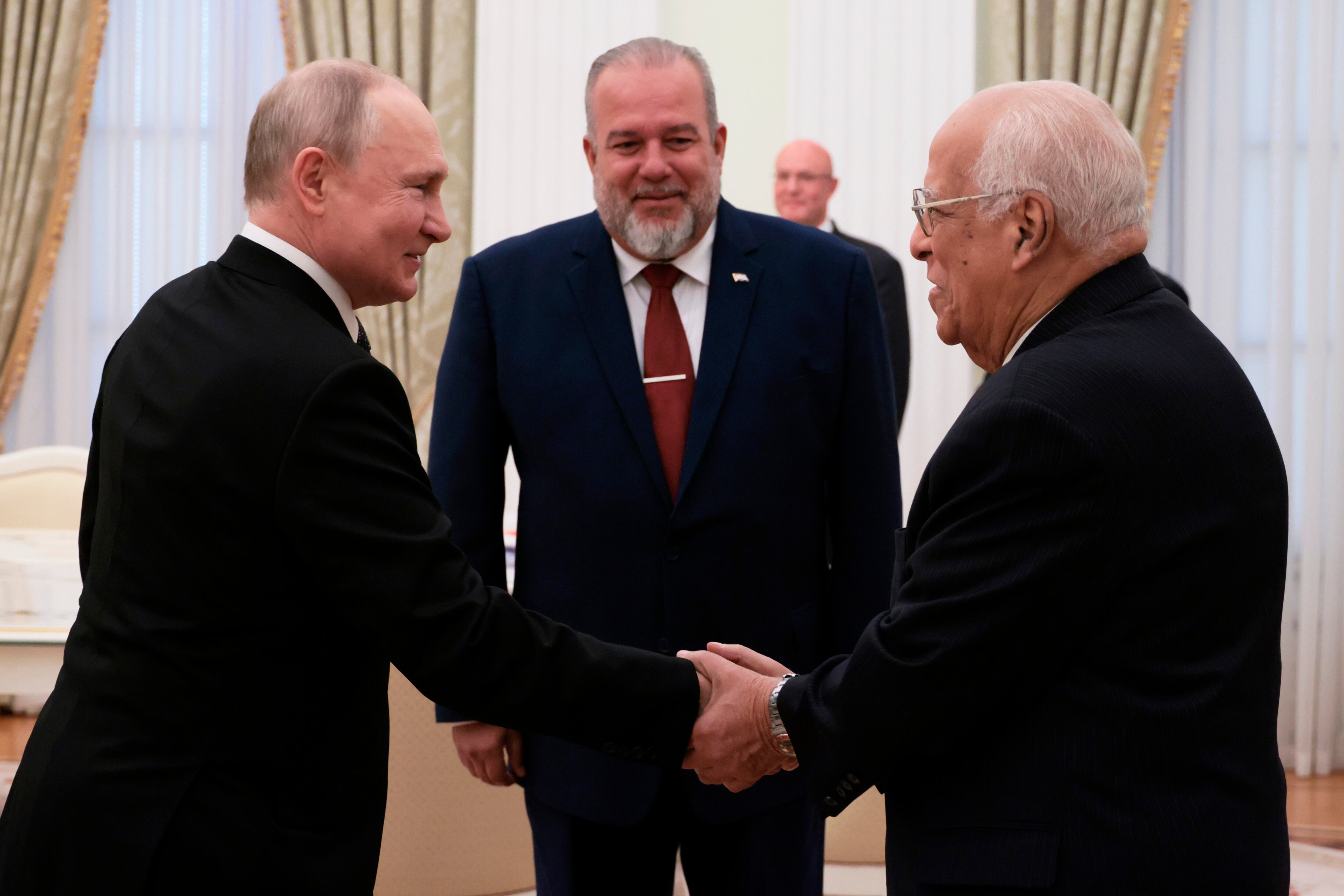 El presidente ruso Vladimir Putin saluda a Ricardo Cabrisas, vicepresidente del Consejo de Ministros de Cuba, en Moscú el 14 de junio de 2023 (Mikhail Metzel, Sputnik, AP)