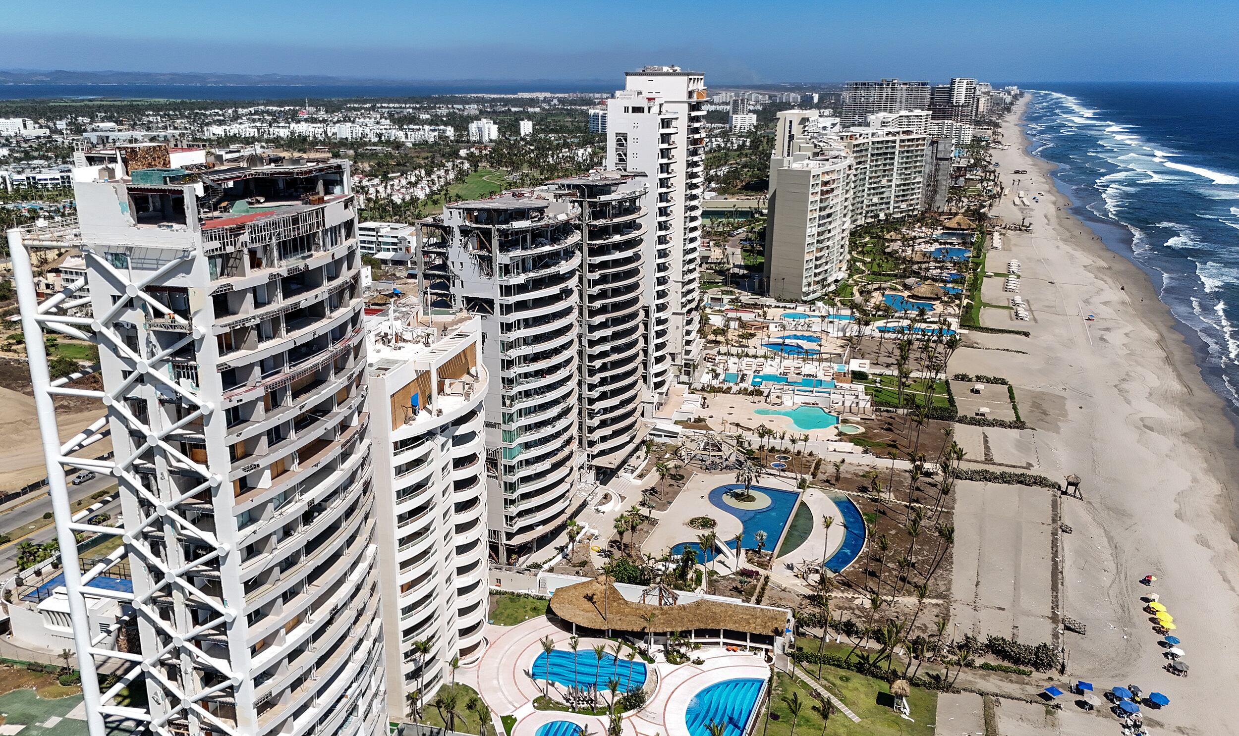 Se observan hoteles dañados por el huracán Otis que afecto el balneario de Acapulco en Guerrero (México). EFE/ David Guzmán
