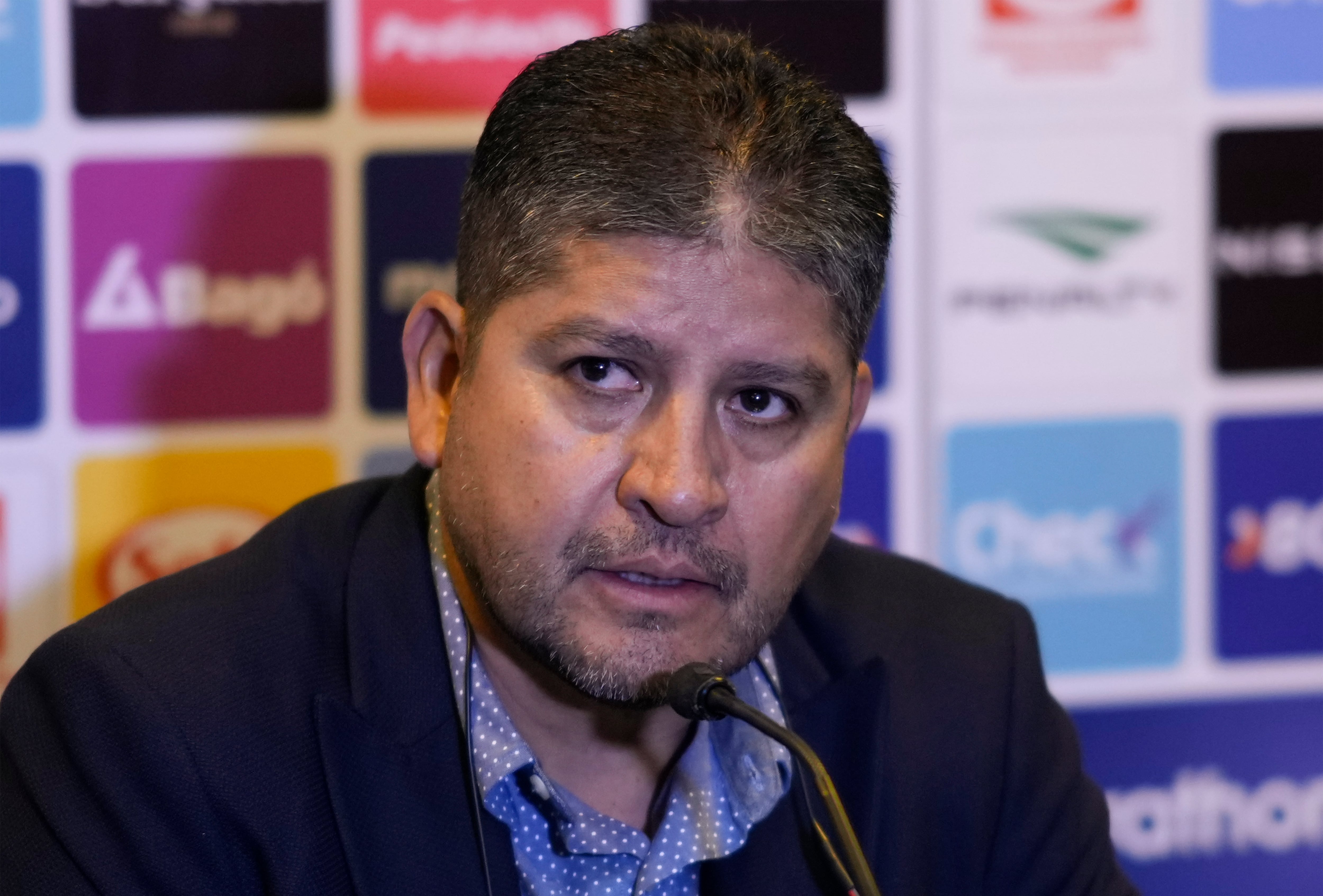 Óscar Villegas, entrenador de la selección boliviana, es el hombre que tiene a todo un país con la ilusión de volver a un mundial - crédito Juan Karita/AP Foto