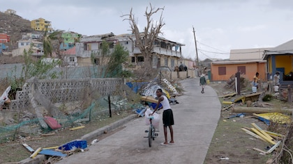 El huracán Beryl causó destrozos a su paso por el Caribe y puso en alerta a México, su próximo destino