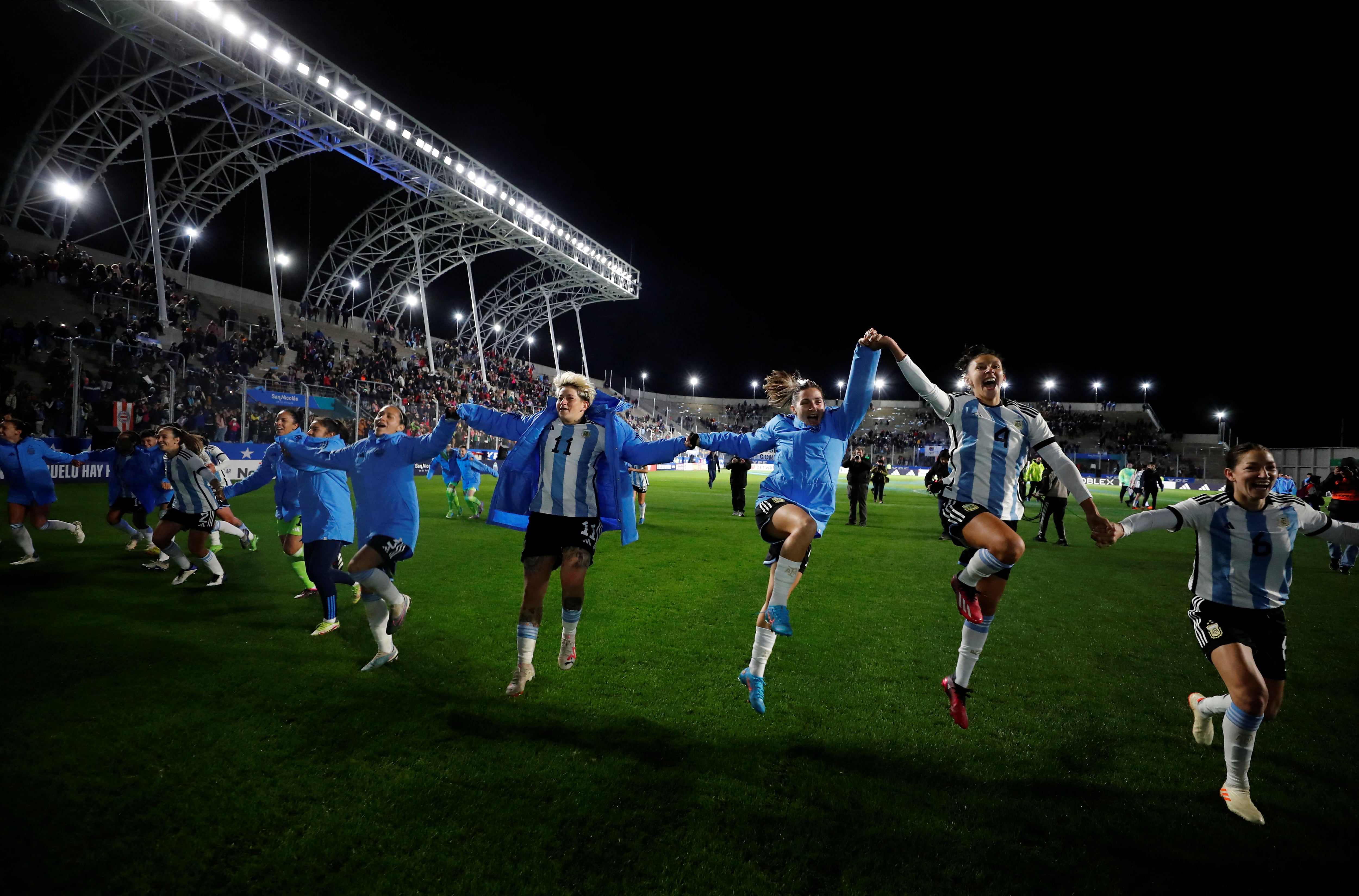 El 21 de agosto se celebra en Argentina el Día de las Futbolistas para destacar su lucha y esfuerzo en el deporte (REUTERS)