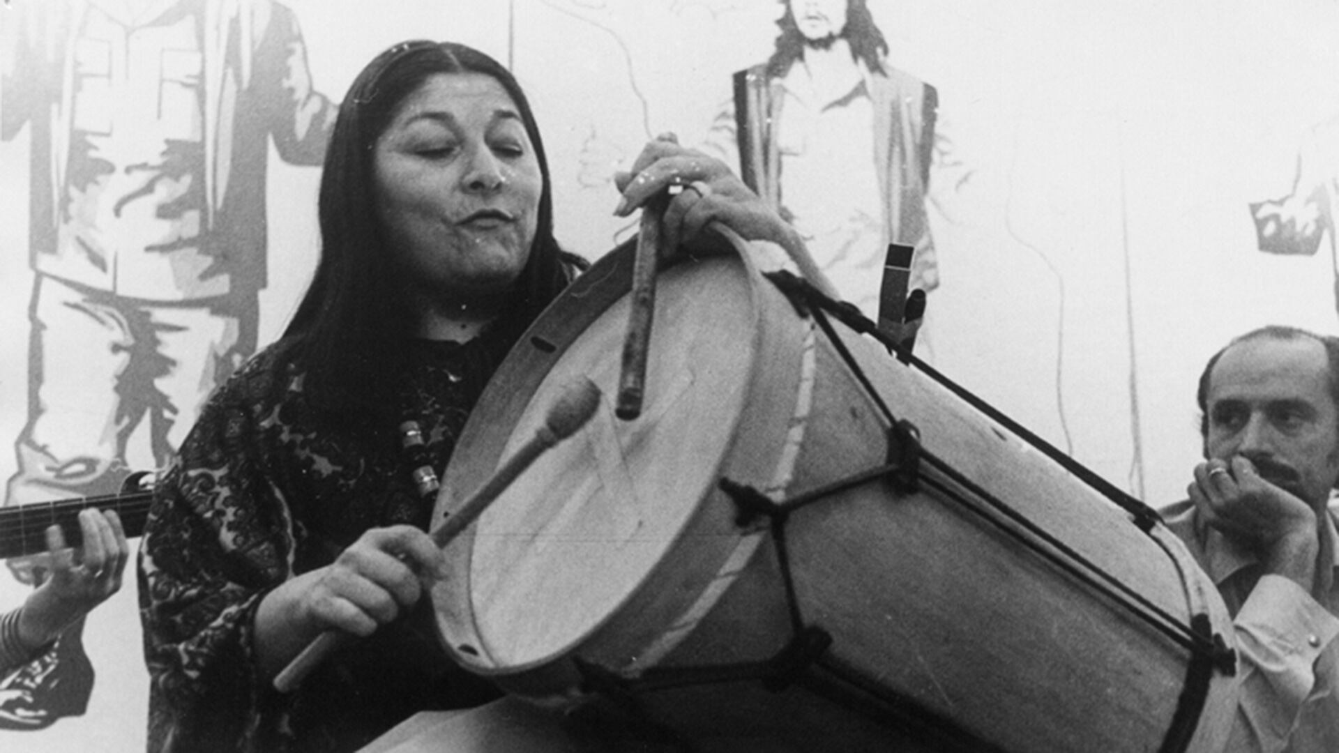 Mercedes Sosa en su rol de bombista, un talento que quedó sepultado por la magia de su voz