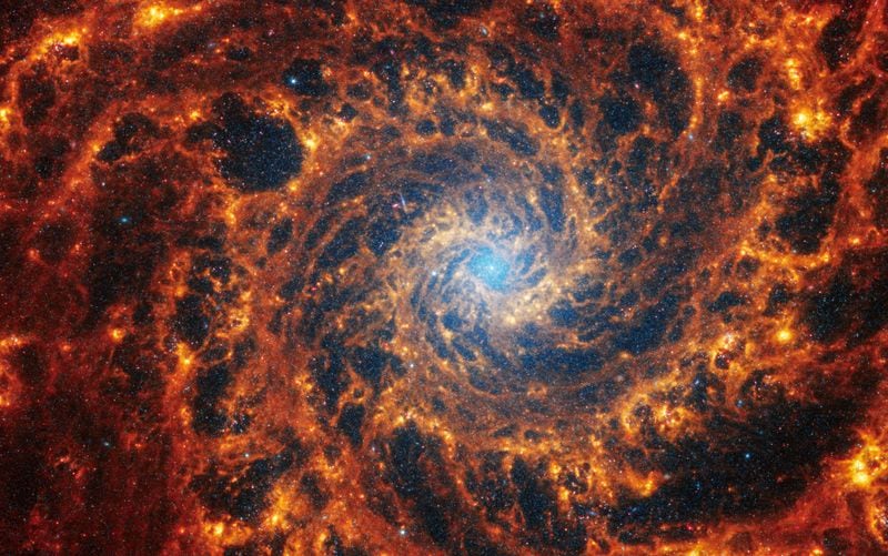 La galaxia espiral NGC 628, situada a 32 millones de años luz de la Tierra, se ve en una imagen del telescopio espacial James Webb (PHANGS/Handout via REUTERS)