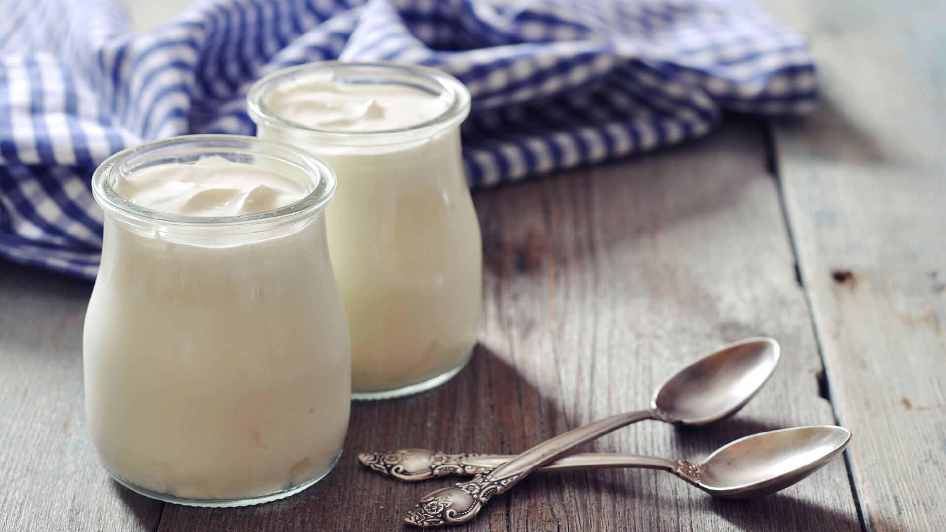 El yogurt es un alimento lácteo que se obtiene a partir de la fermentación de la leche (Getty Images) 