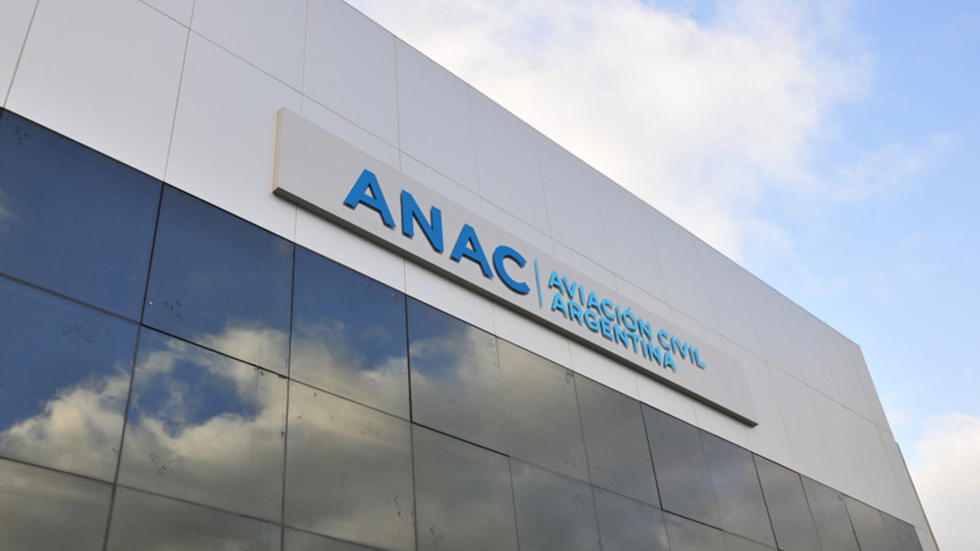 La ANAC a otorgar autorizaciones para que personal extranjero desempeñe funciones aeronáuticas en los servicios aerocomerciales, así como también para la utilización de aeronaves de matrícula extranjera 