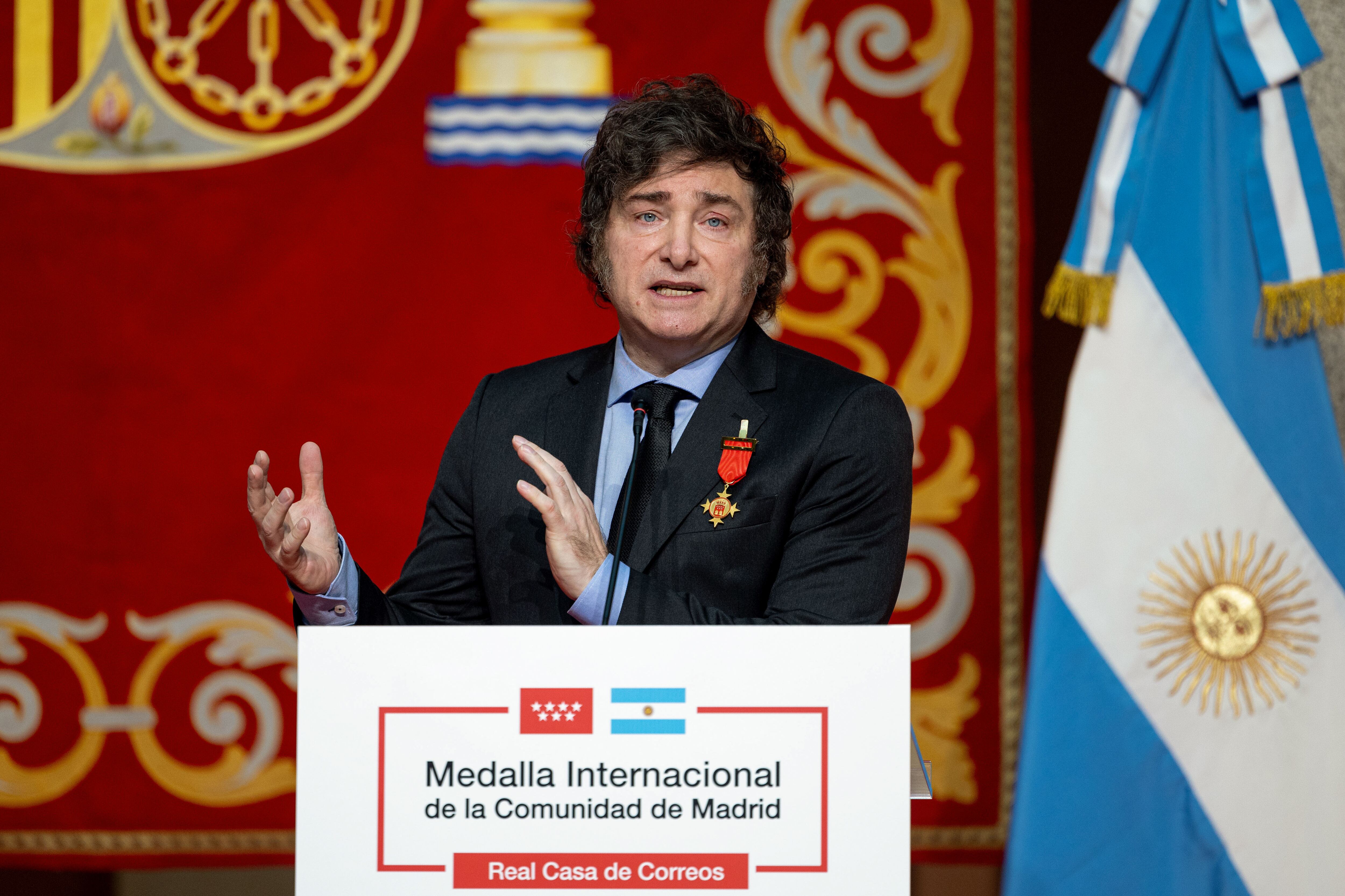 El presidente de Argentina, Javier Milei, interviene tras recibir la Medalla Internacional de la Comunidad de Madrid. EFE/ Daniel González
