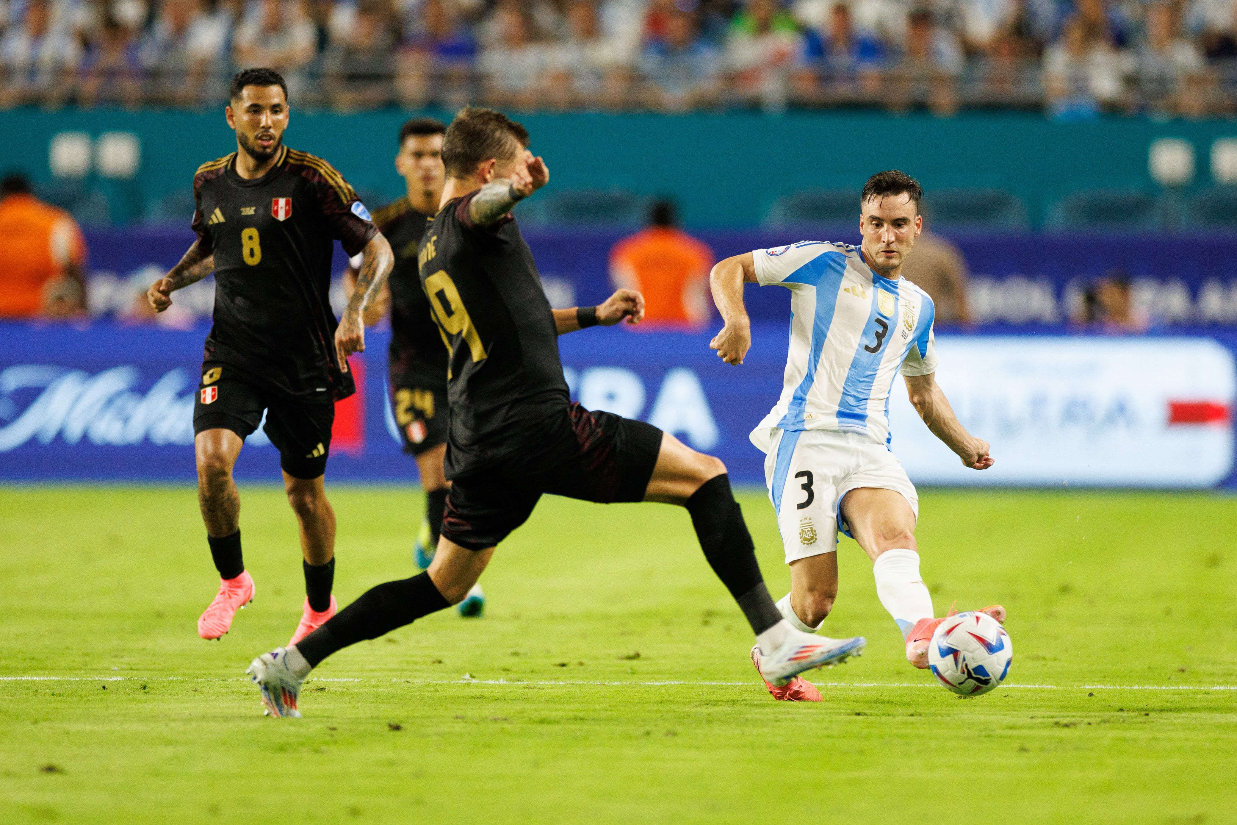 Oliver Sonne yendo a una dividida contra Argentina. - Crédito: USA TODAY Sports