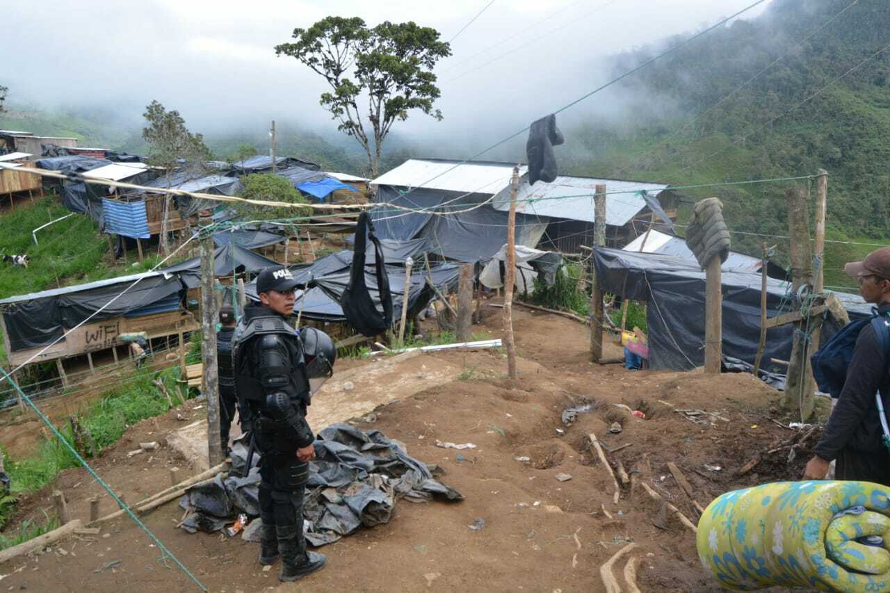 ARCHIVO - Esta foto de archivo difundida por la Policía nacional de Ecuador el 2 de julio de 2019 muestra un asentamiento de minería de oro ilegal durante un operativo en Buenos Aires, Ecuador. (Policía nacional de Ecuador vía AP Archivo)