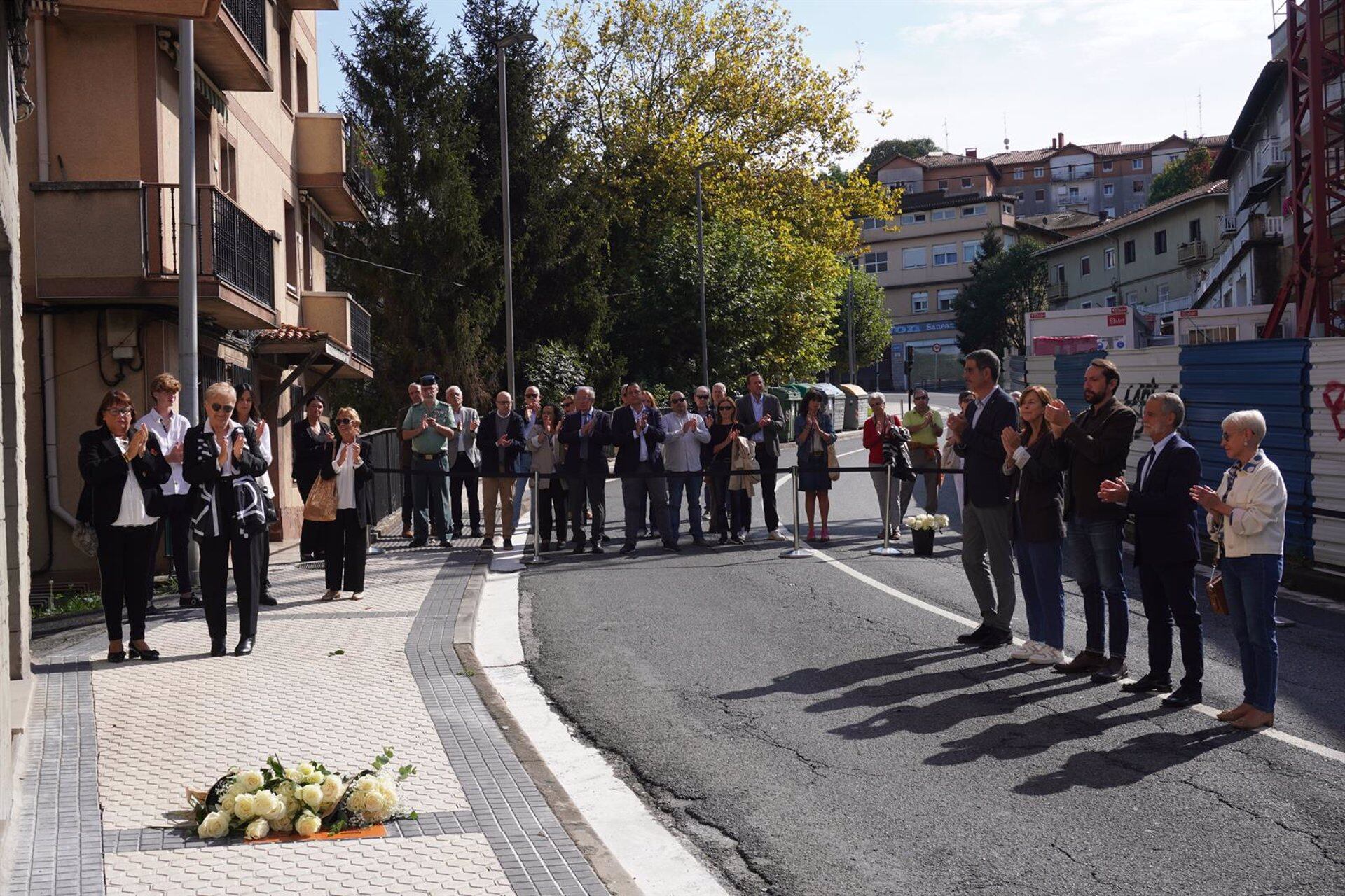 San Sebastián coloca placas en memoria de los guardias civiles Antonio Pastor y Moisés Cordero, víctimas de ETA