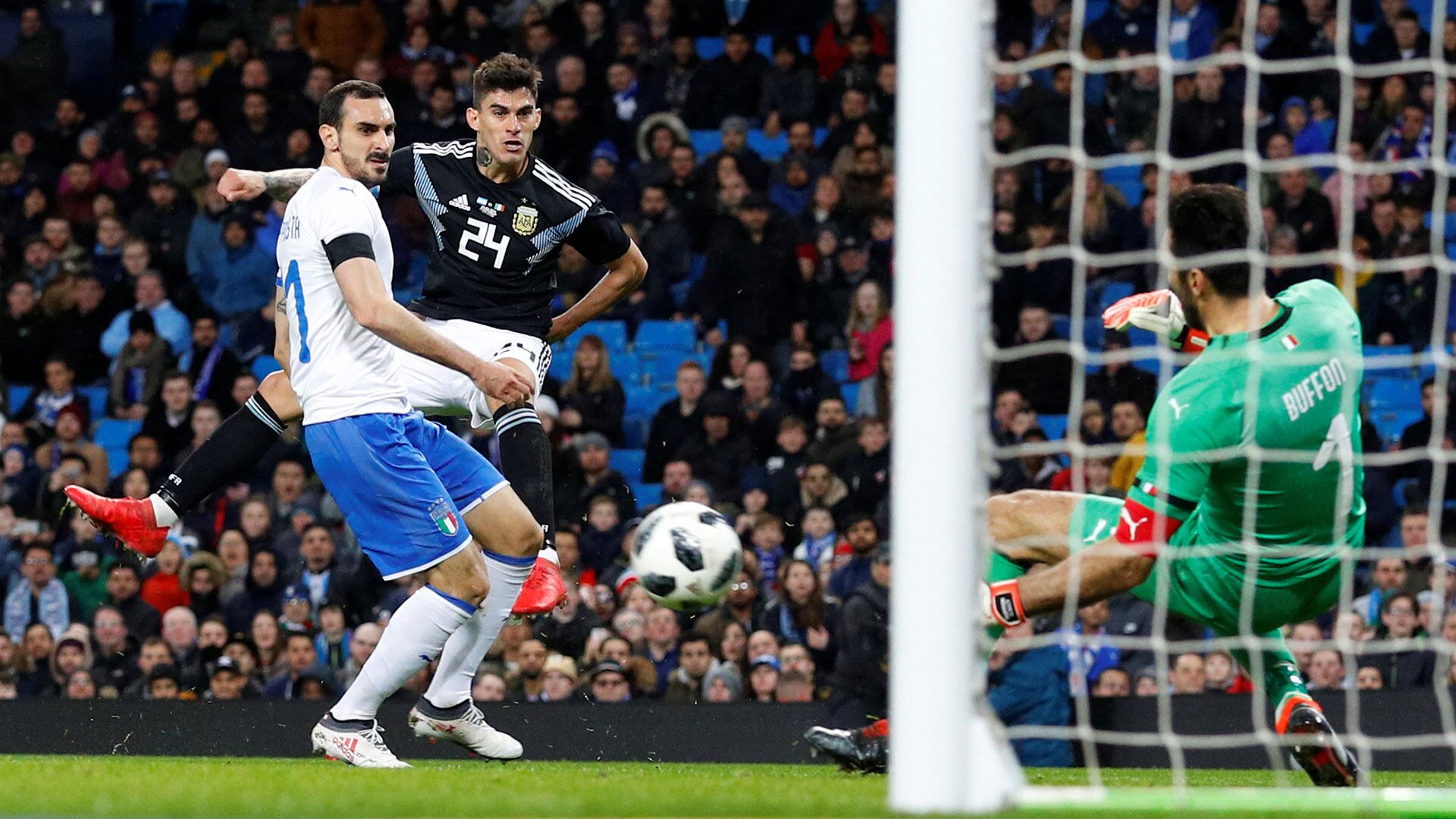 El Mono Perotti, con la camiseta de la Selección en un duelo ante Italia (Reuters)