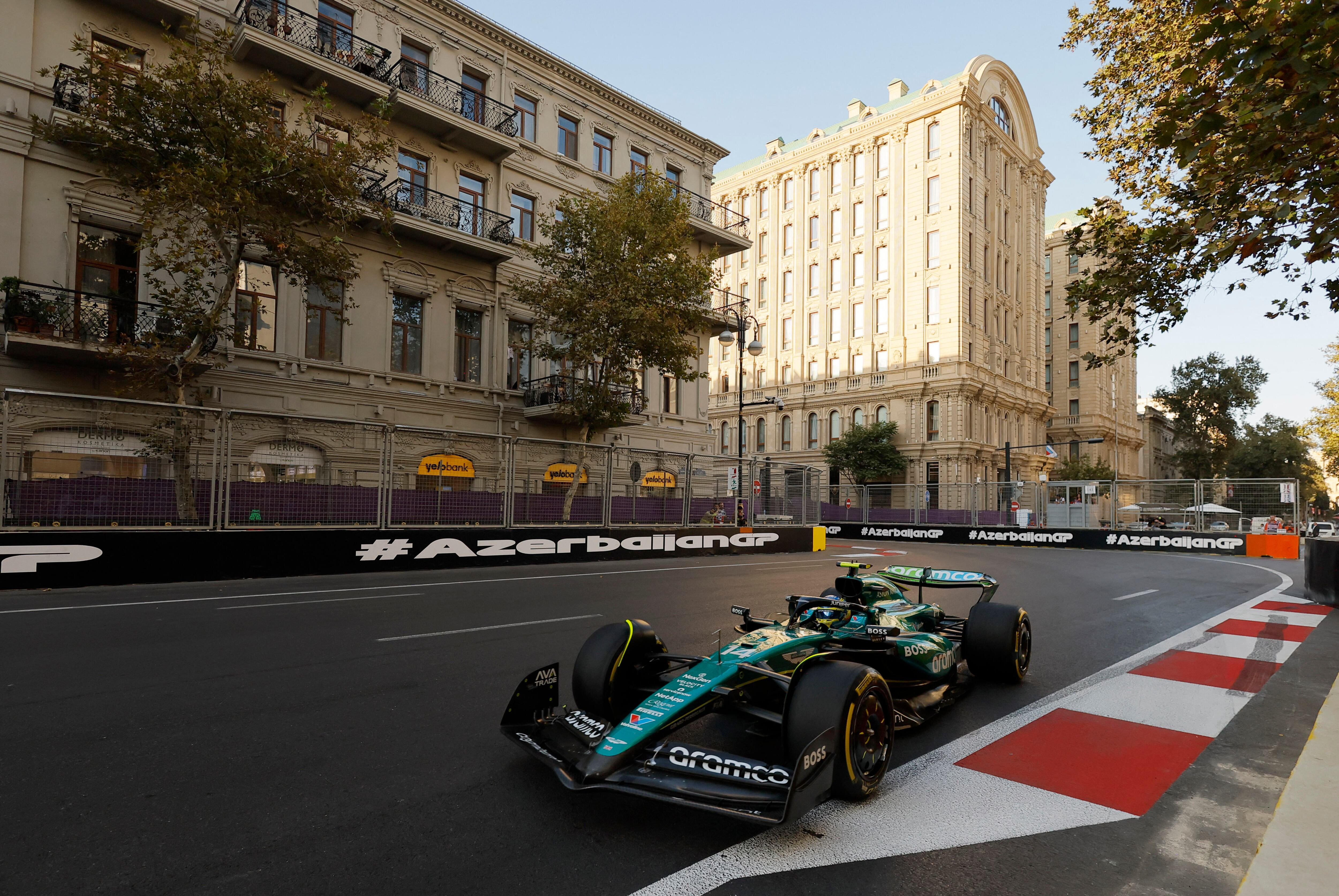 Alonso durante los libres en Bakú.  (REUTERS/Maxim Shemetov)