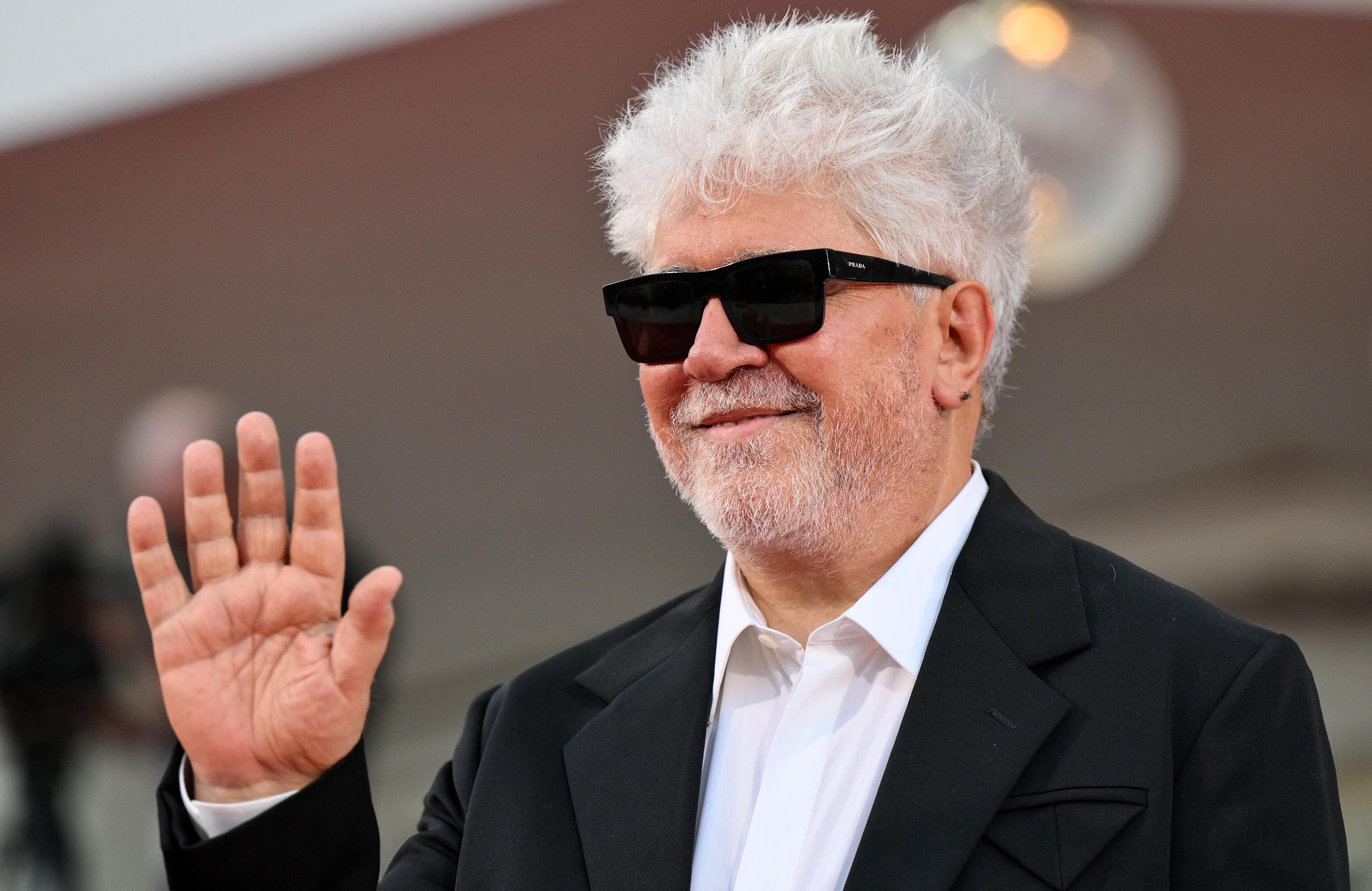 El cineasta español Pedro Almodóvar este sábado en la alfombra roja del 81 Festival de cine de Venecia. EFE/EPA/ETTORE FERRARI
