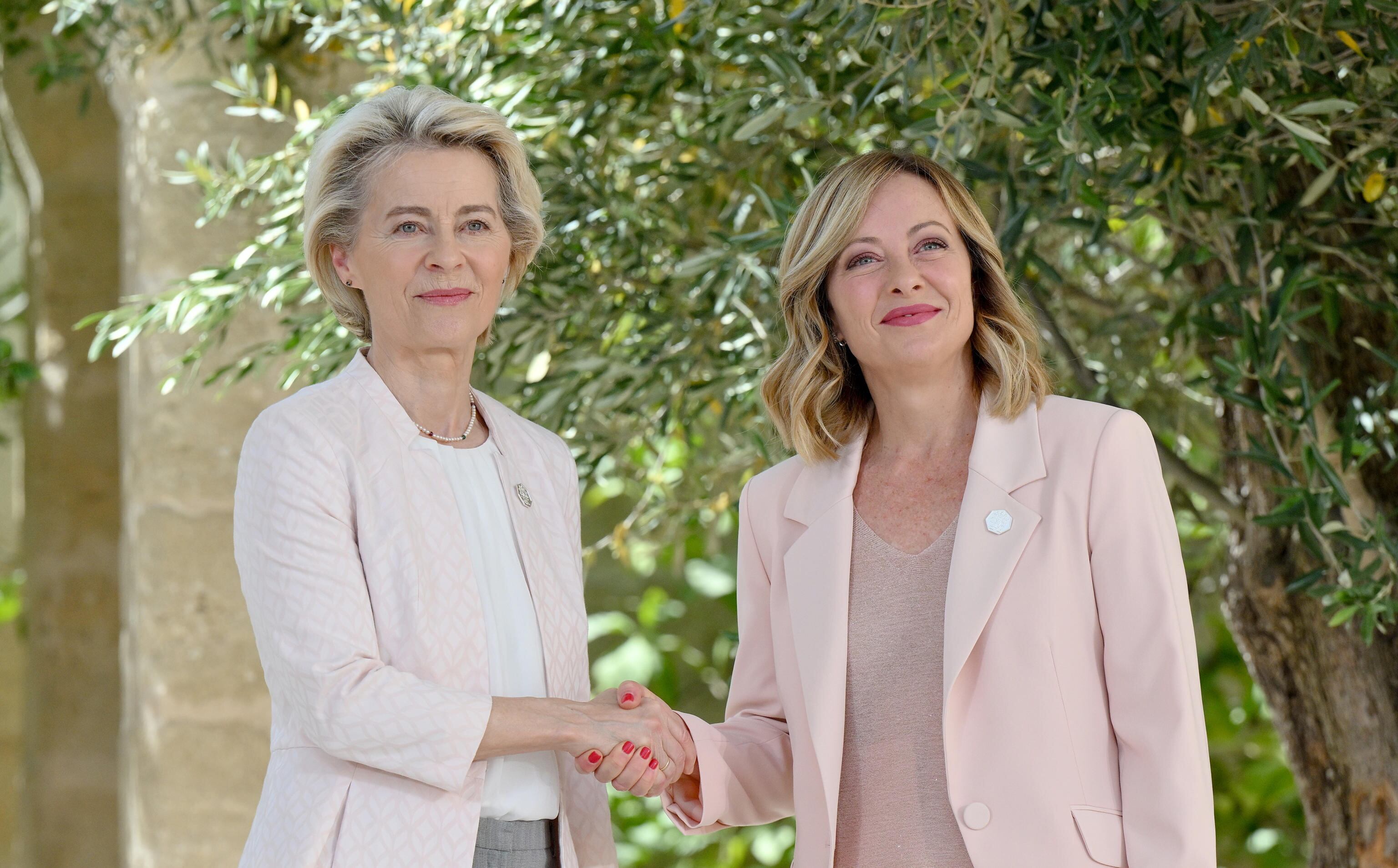 La primera ministra italiana, Giorgia Meloni (D), y la presidenta de la Comisión Europea, Ursula von der Leyen (I) (EFE/EPA/ETTORE FERRARI)
