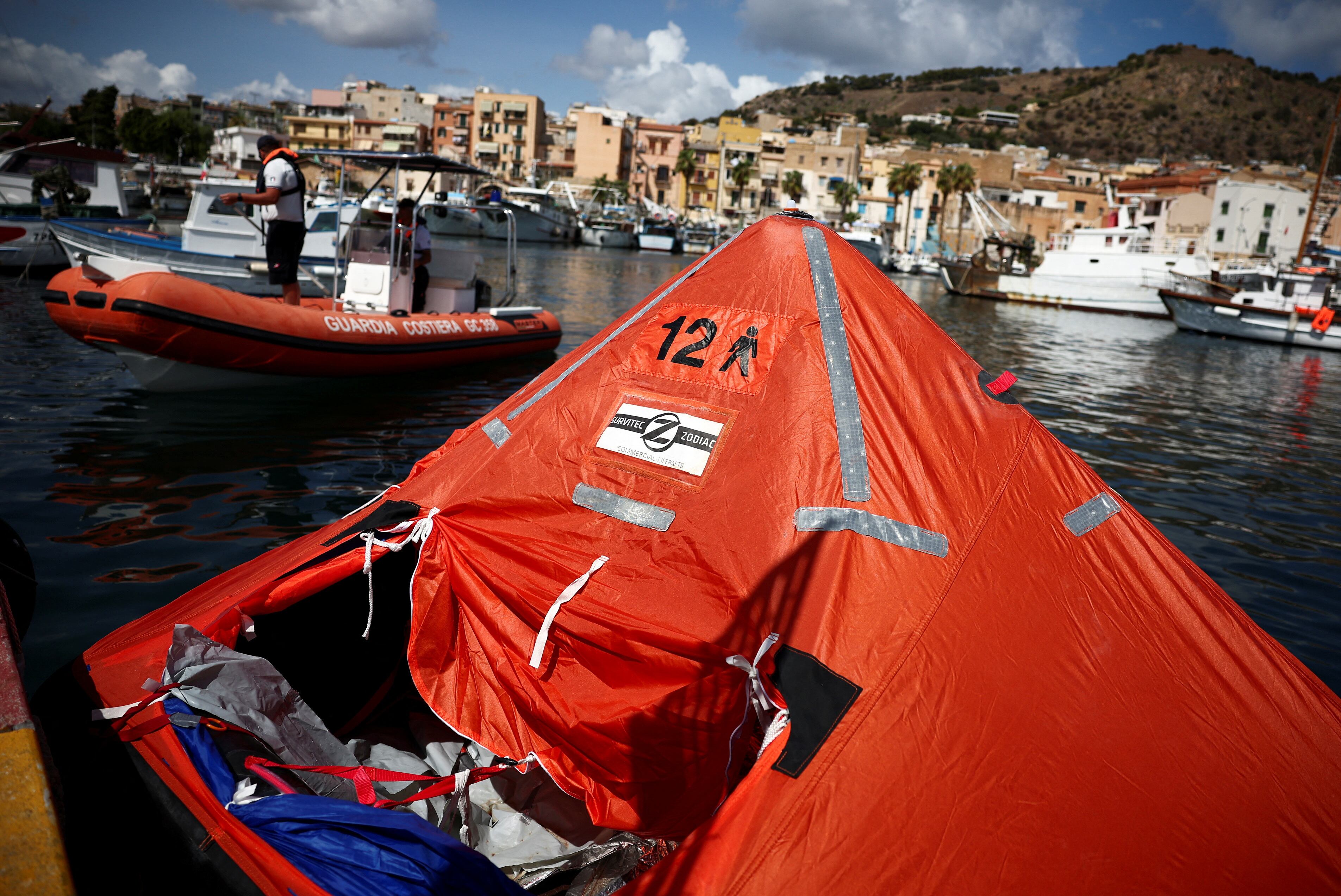 La balsa salvavidas atracada en la dársena cercana al puerto donde trabajan los servicios de emergencia y rescate (REUTERS/Guglielmo Mangiapane)
