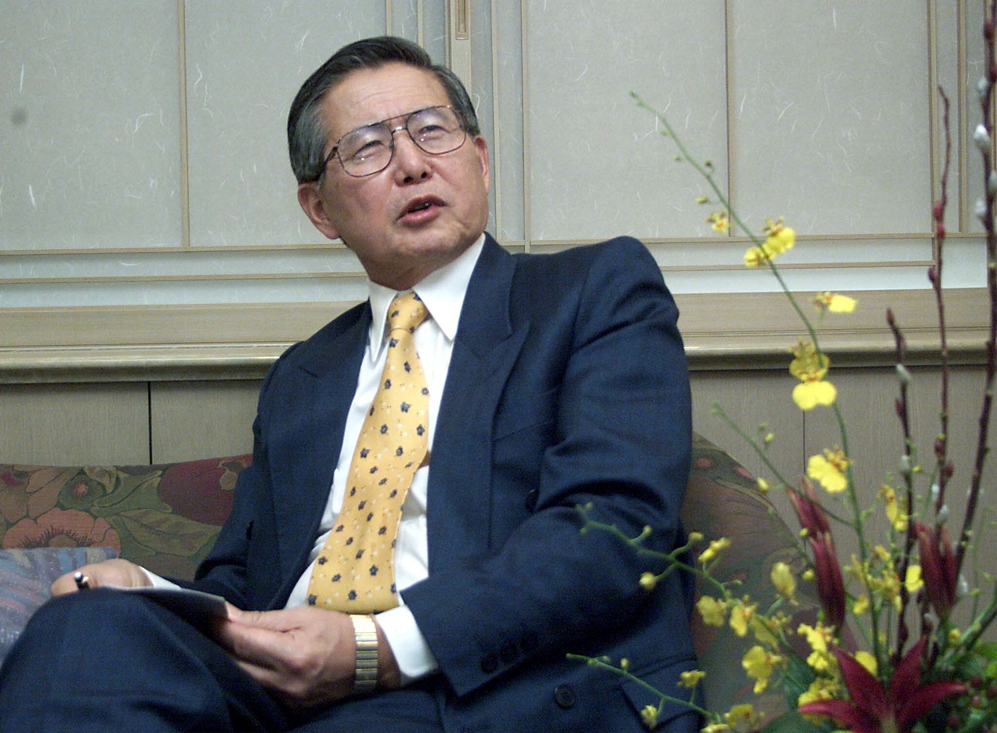 FILE PHOTO: Peru's ex-president Alberto Fujimori talks to a reporter during an interview at a Tokyo hotel, Japan, November 27, 2000.   REUTERS/Toshiyuki Aizawa/File Photo